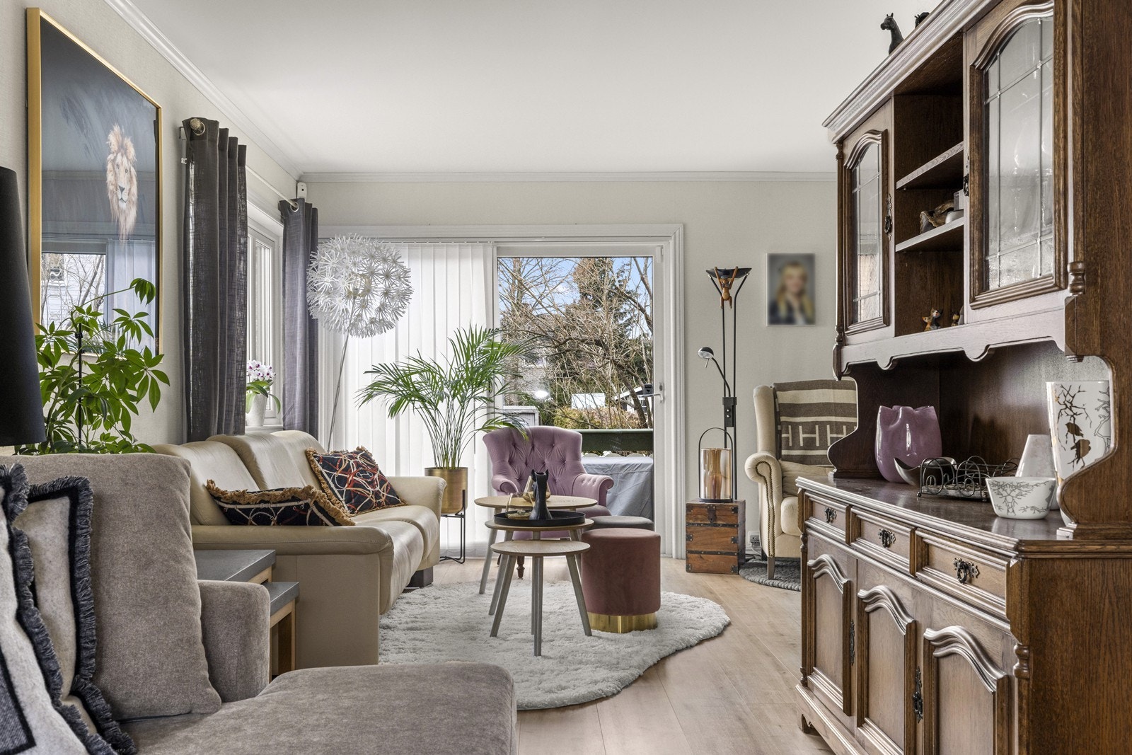 Heve-/skyvedøren gir en sømløs overgang til den store terrassen på 29 m². Galleribilde