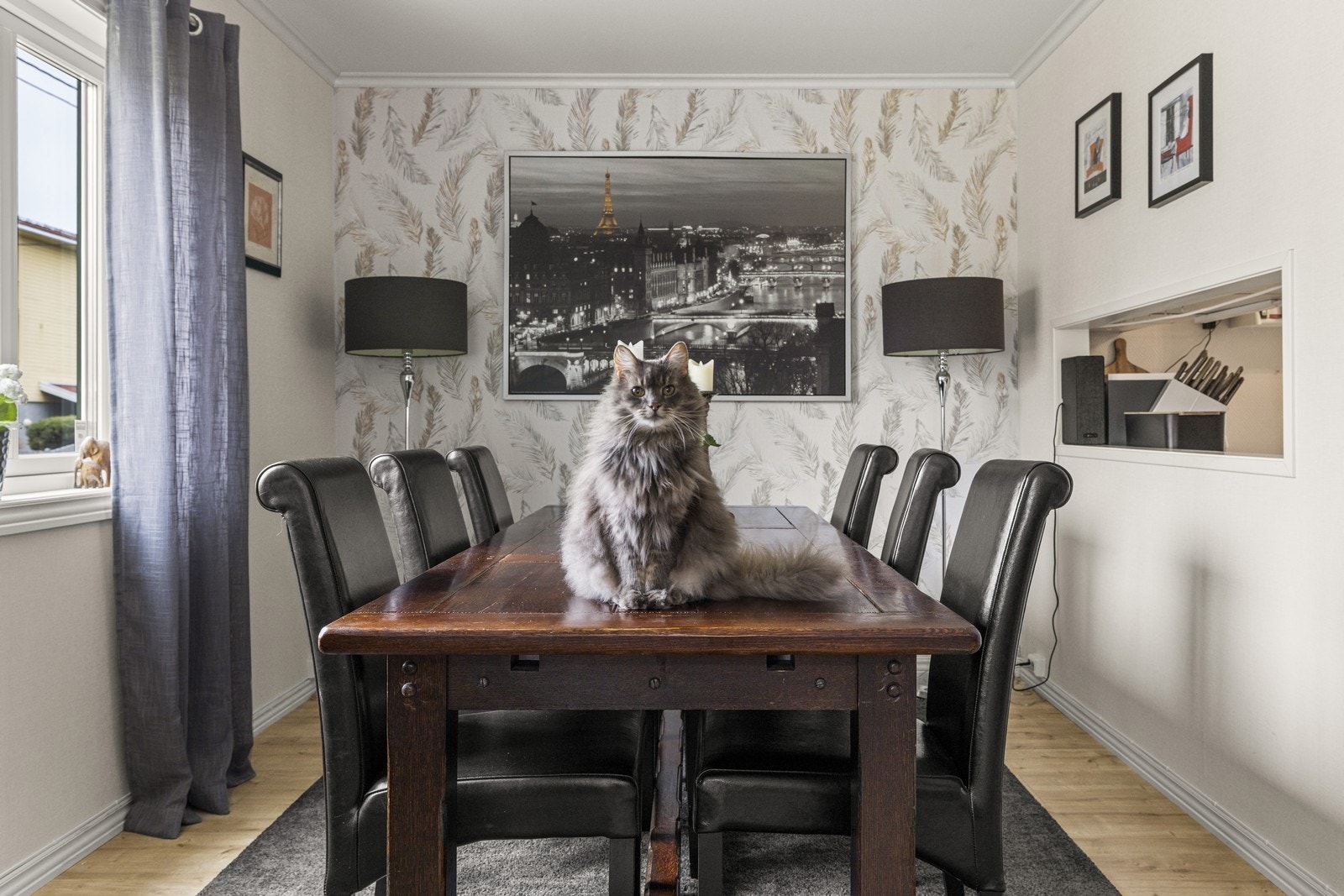 Spisestuen har god plass til et stort spisebord for hyggelige sammenkomster. Galleribilde