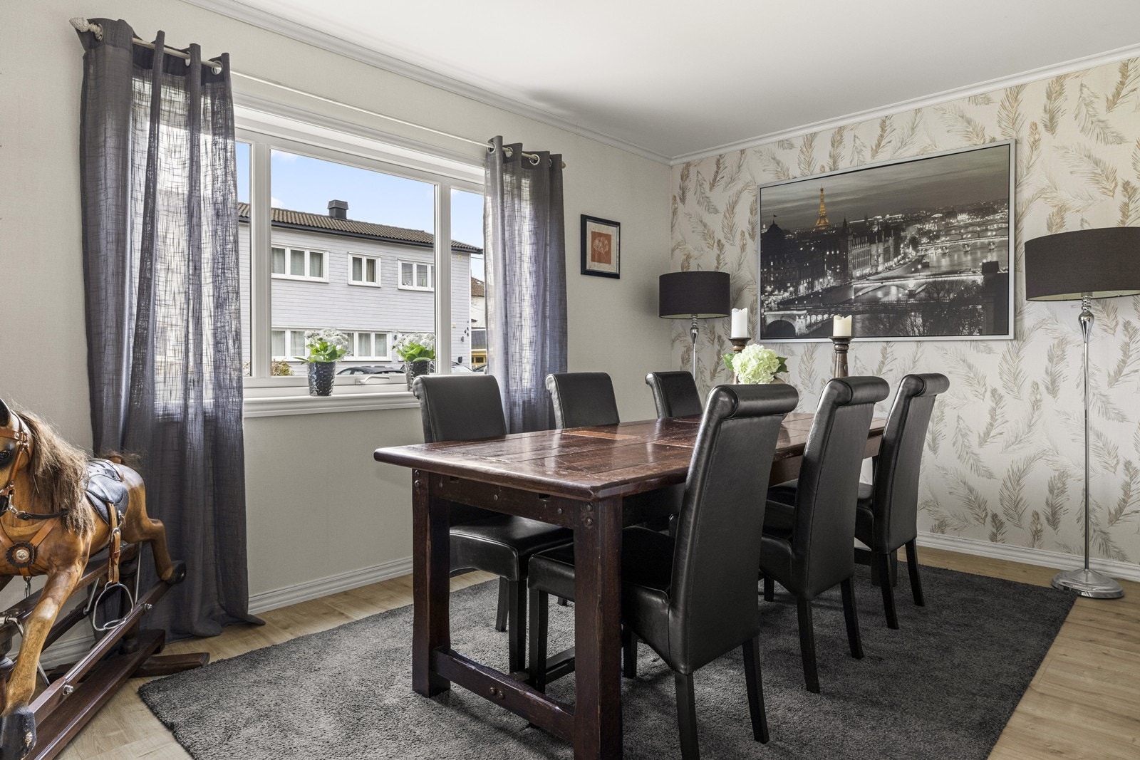 Vinduene i spisestuen er fra 2019 og slipper inn godt med dagslys. Galleribilde
