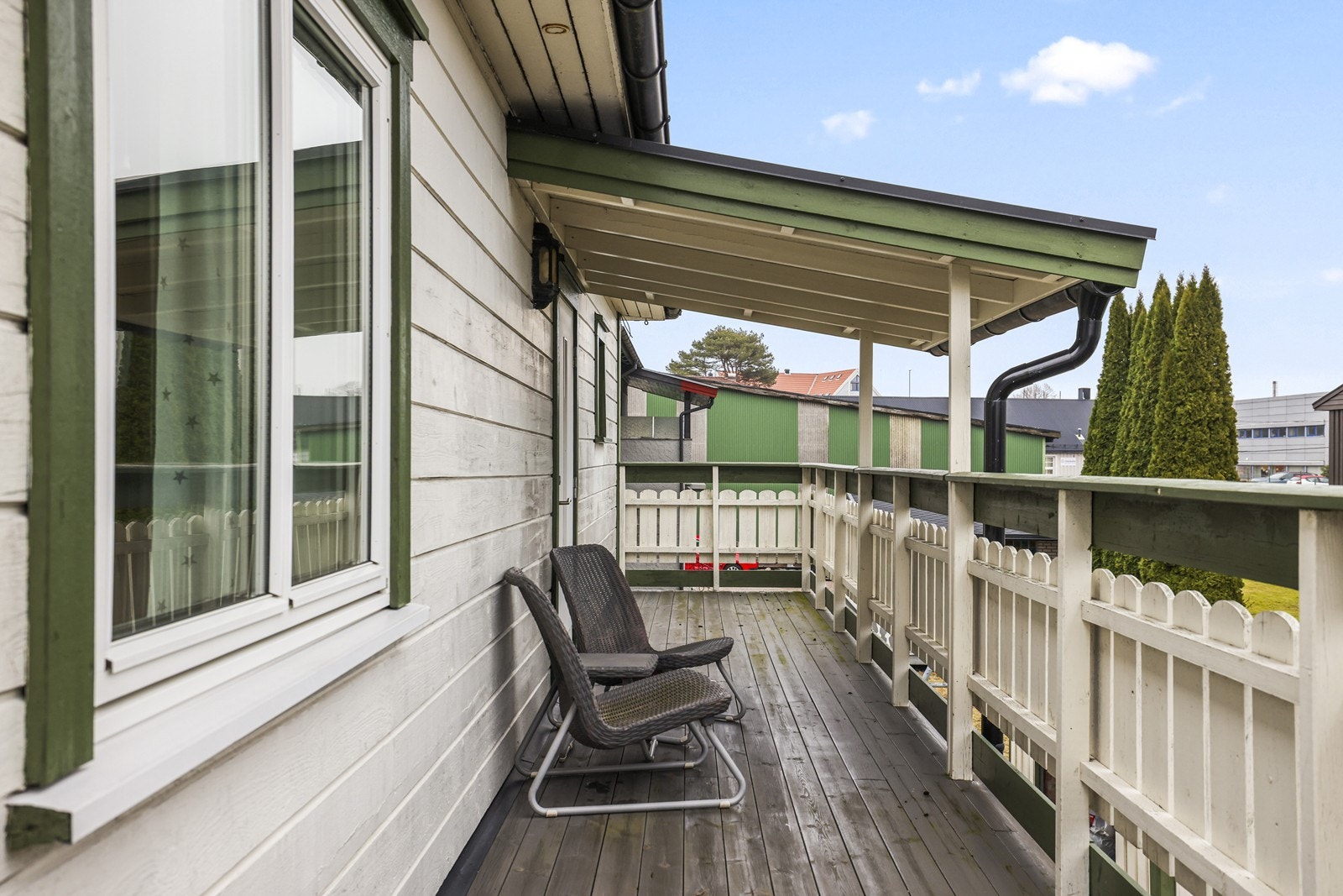 Verandaen i andre etasje er delvis overbygget, noe som gir ly for vær og vind. Galleribilde