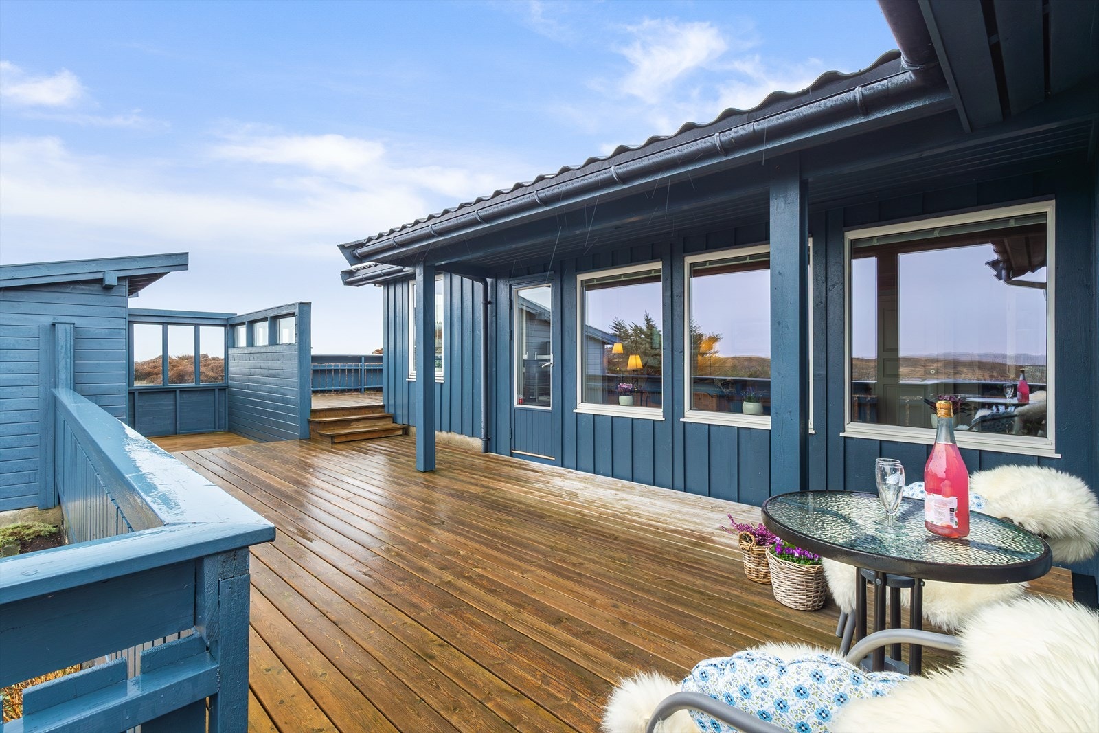 Altan/terrasse rundt deler av hytten på ca 84 m². Galleribilde