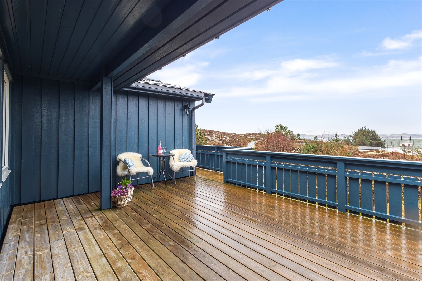 Eiendommen byr på en solrik terrasse med fantastisk utsikt og svært gode solforhold gjennom dagen. Galleribilde