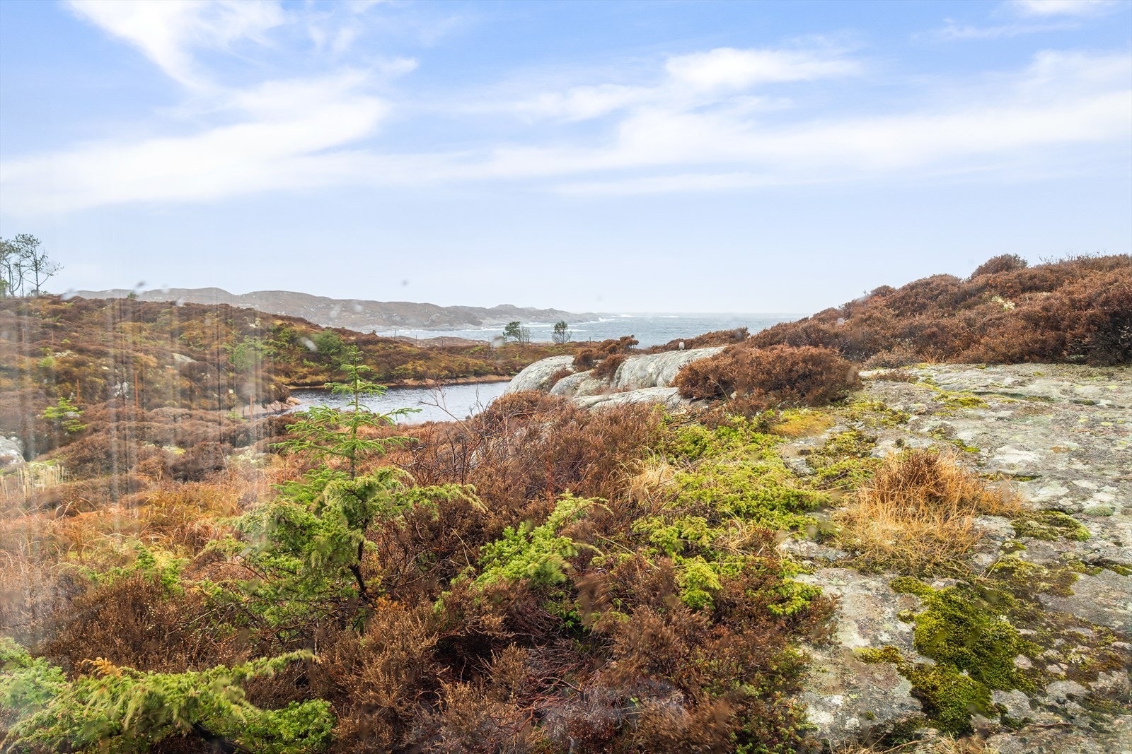 Hytten har en praktfull beliggenhet på en "hjørne" tomt og i fremste rekke i et etablert og attraktivt hyttefelt. Galleribilde