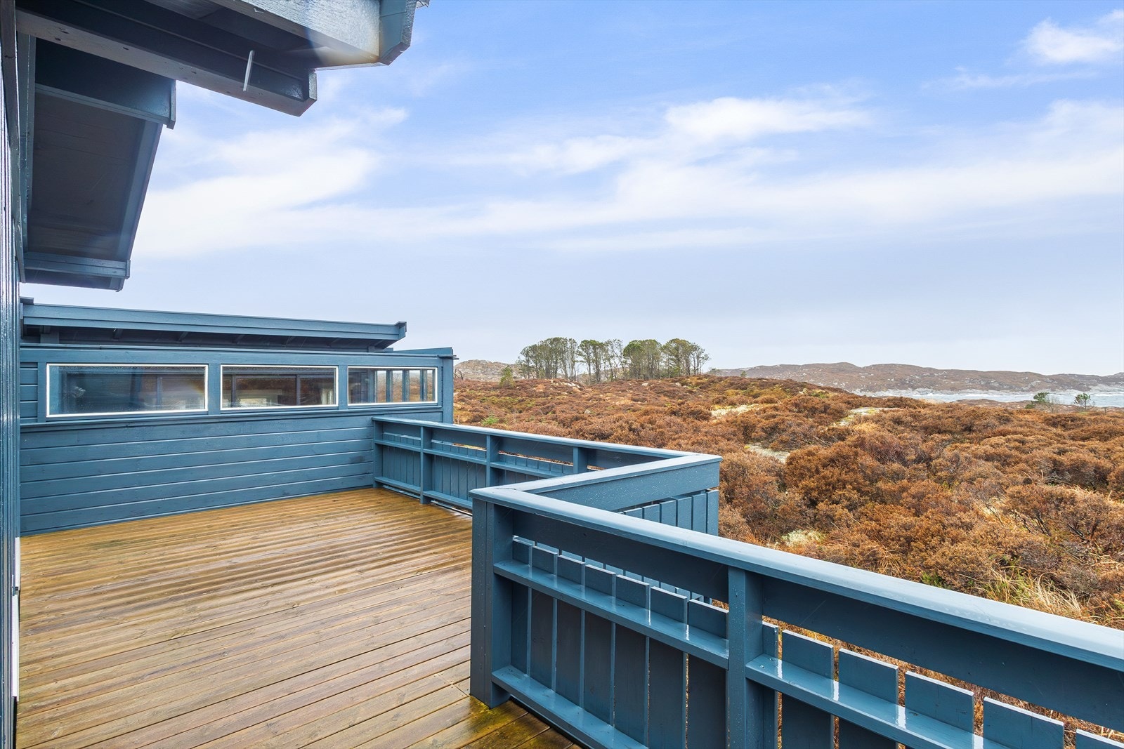 I disse naturskjønne og rolige omgivelsene får du en eiendom som ligger skjermet fra trafikk og støy - et perfekt sted for å finne roen. Galleribilde
