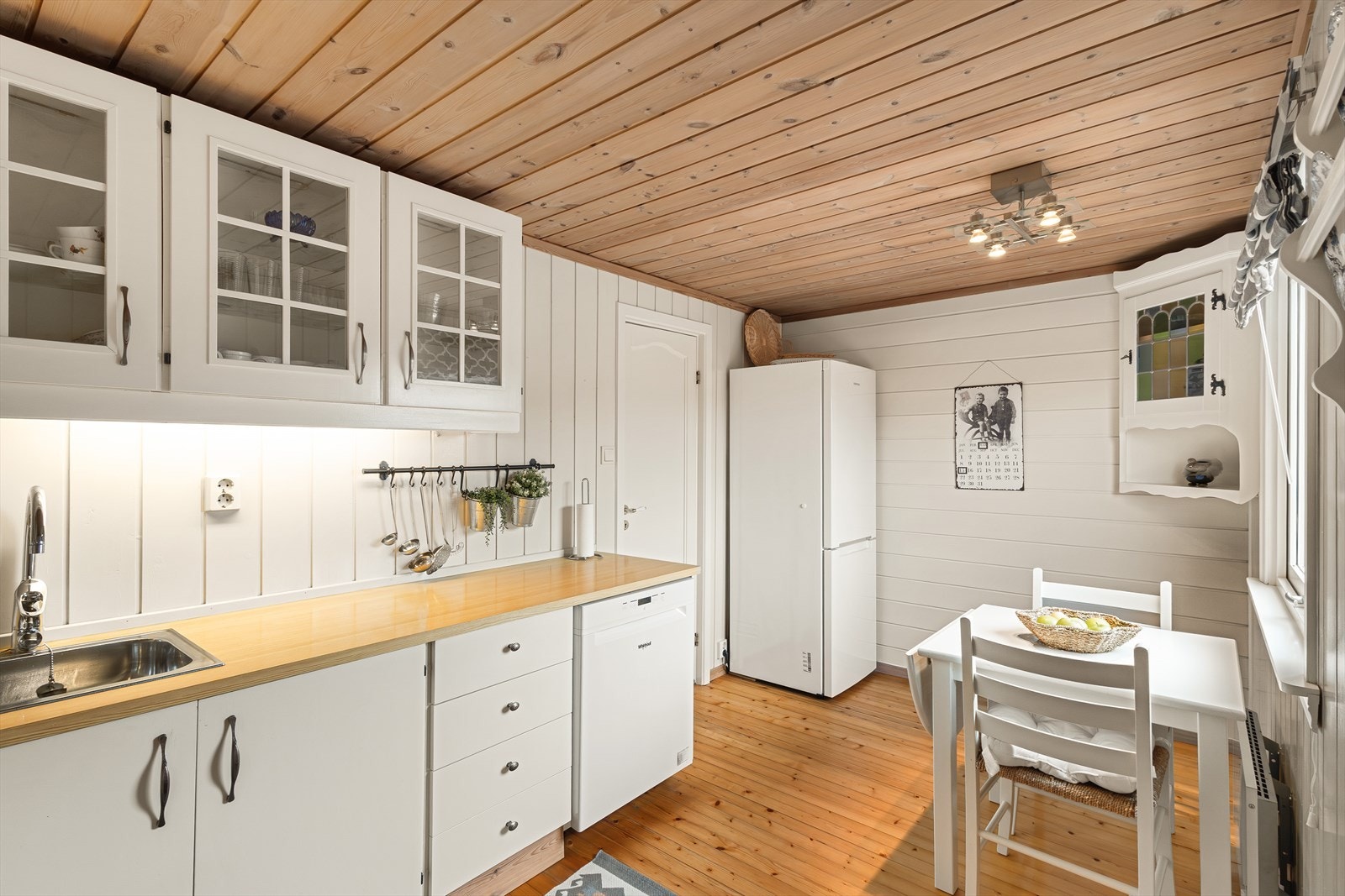 Kjøkkenet er utstyrt med oppvaskmaskin, komfyr og ventilator med avtrekk ut. Galleribilde