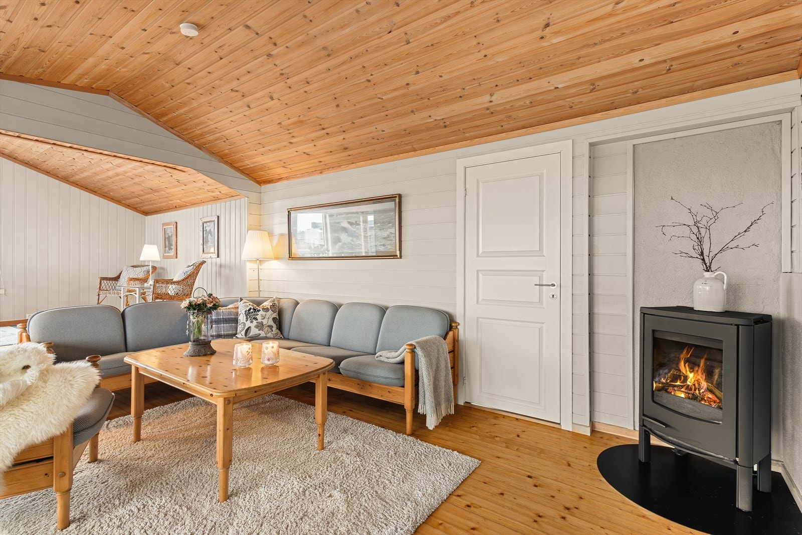 Stuen har god plass til både sofagruppe og spisebord. Galleribilde