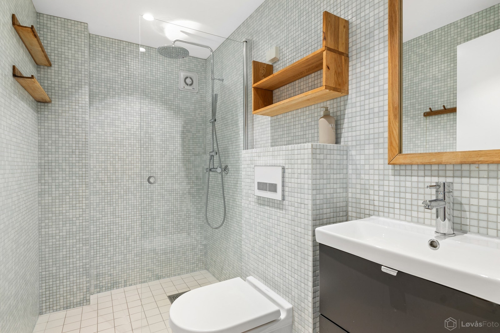 Flislagt bad med varmekabler og downlights i himling, pusset opp i 2013 Galleribilde