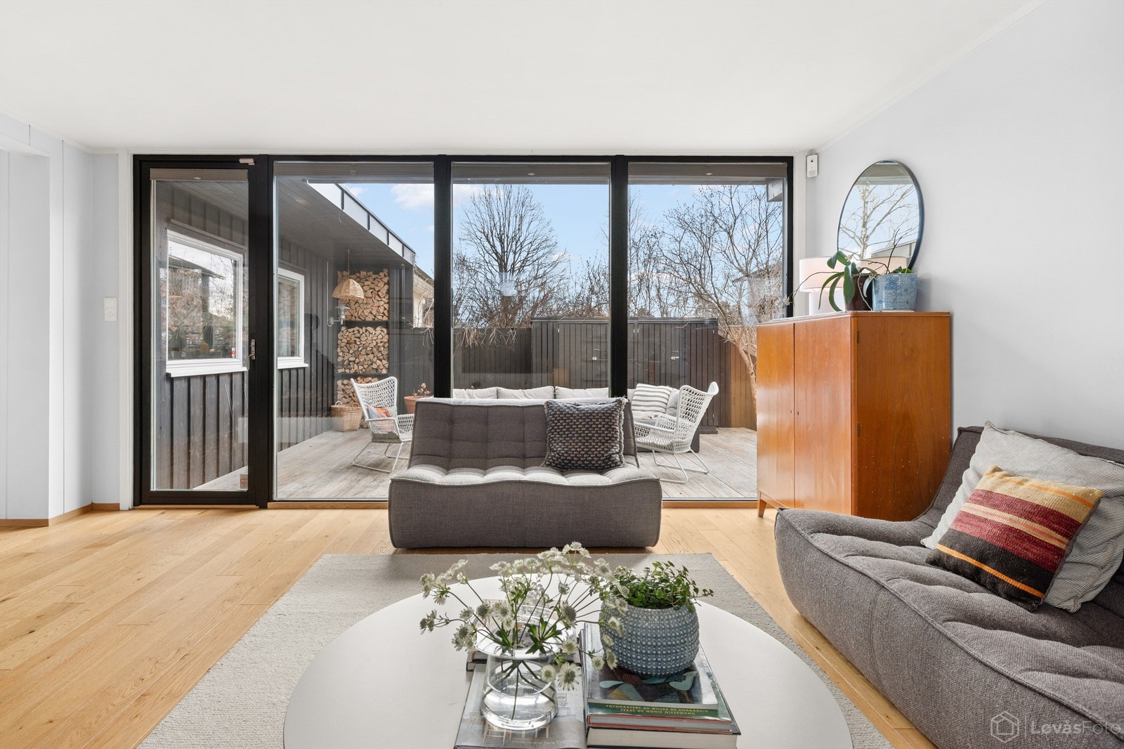 Stuen har glass fra gulv til tak på hele sydveggen med direkte utgang til stor og skjermet markterrasse med adkomst videre til hagen Galleribilde