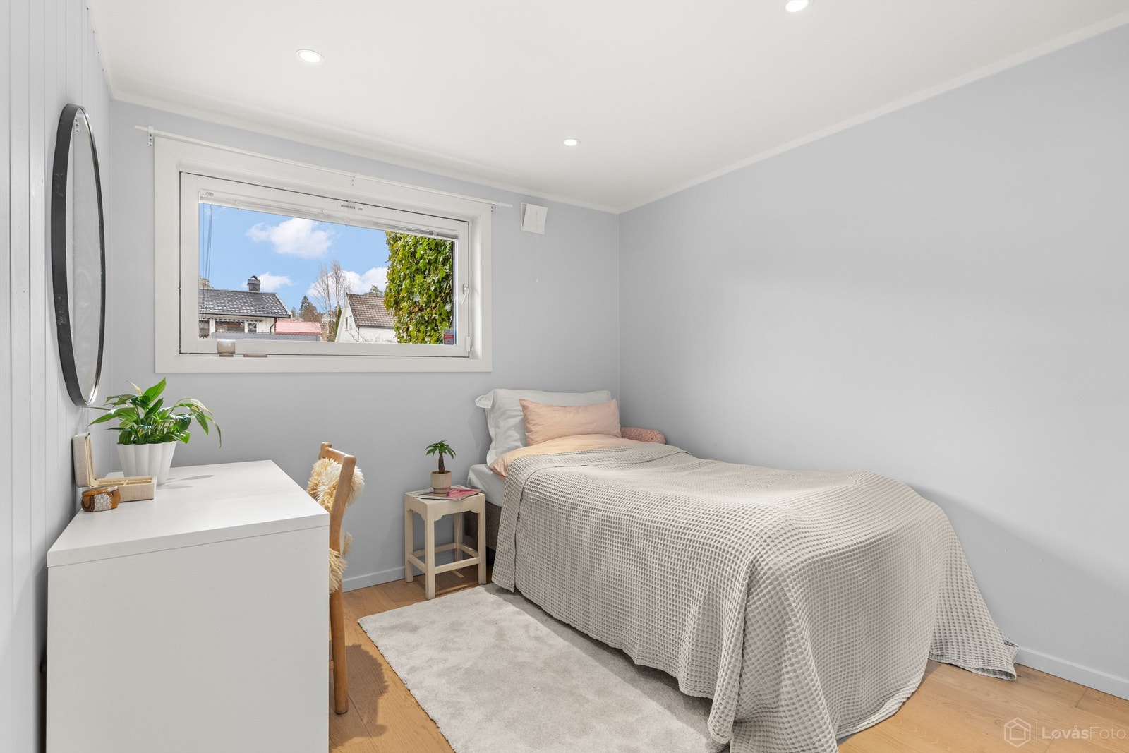 Romslig soverom med 1-stavs parkett på gulvet med vannbåren gulvvarme og downlights i himling Galleribilde