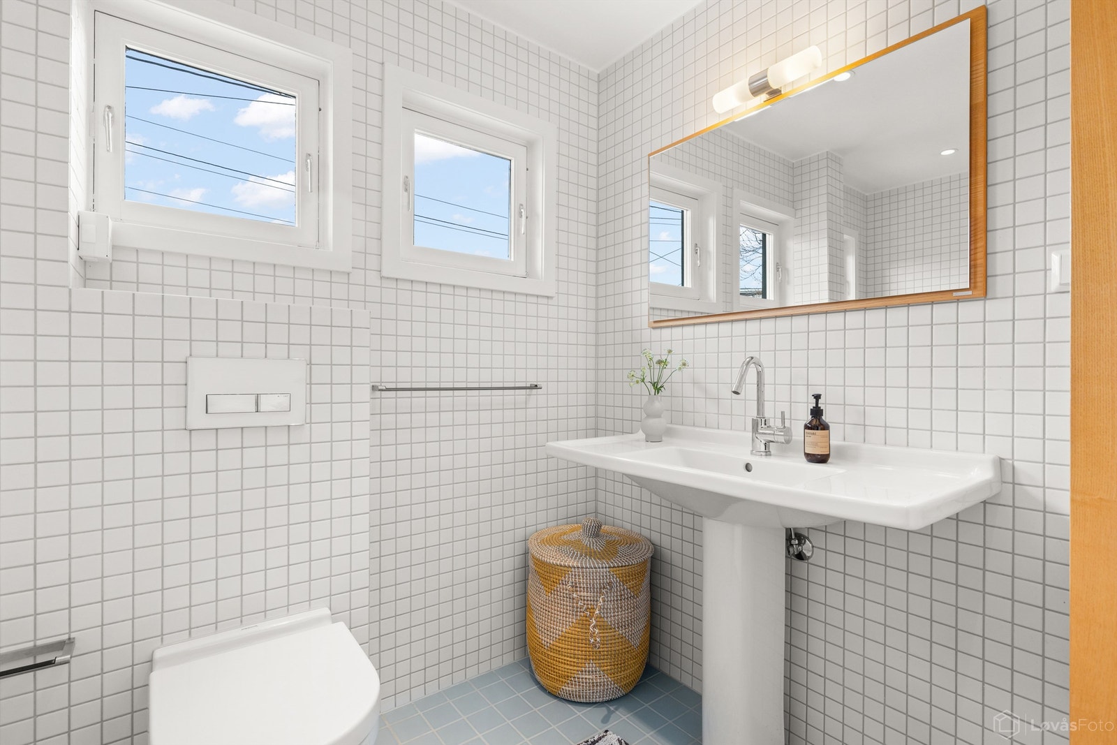 Bad med varmekabler og downlights i himling, pusset opp i 2013 Galleribilde