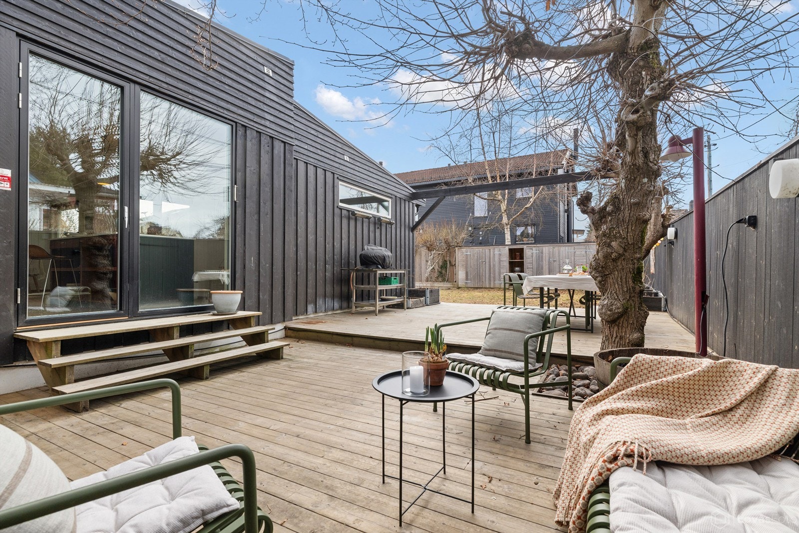 Terrasse utenfor kjøkkenet med stikkontakt og belysning Galleribilde