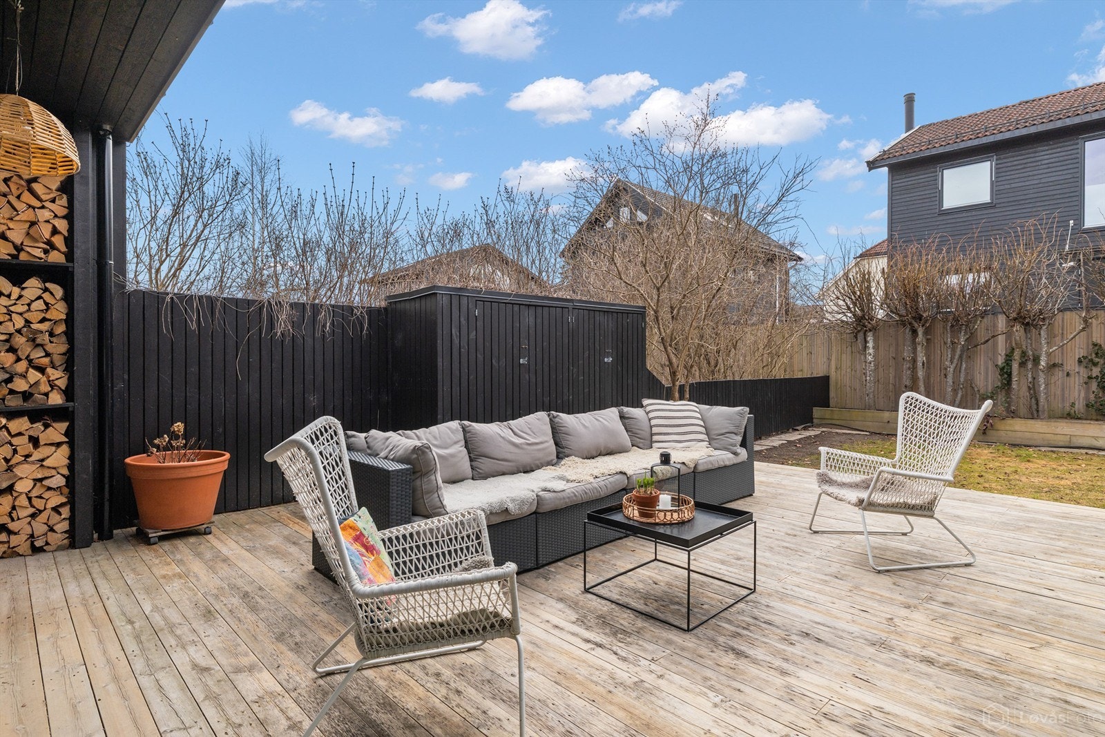 Skjermet terrasse utenfor stuen med adkomst til hagen Galleribilde
