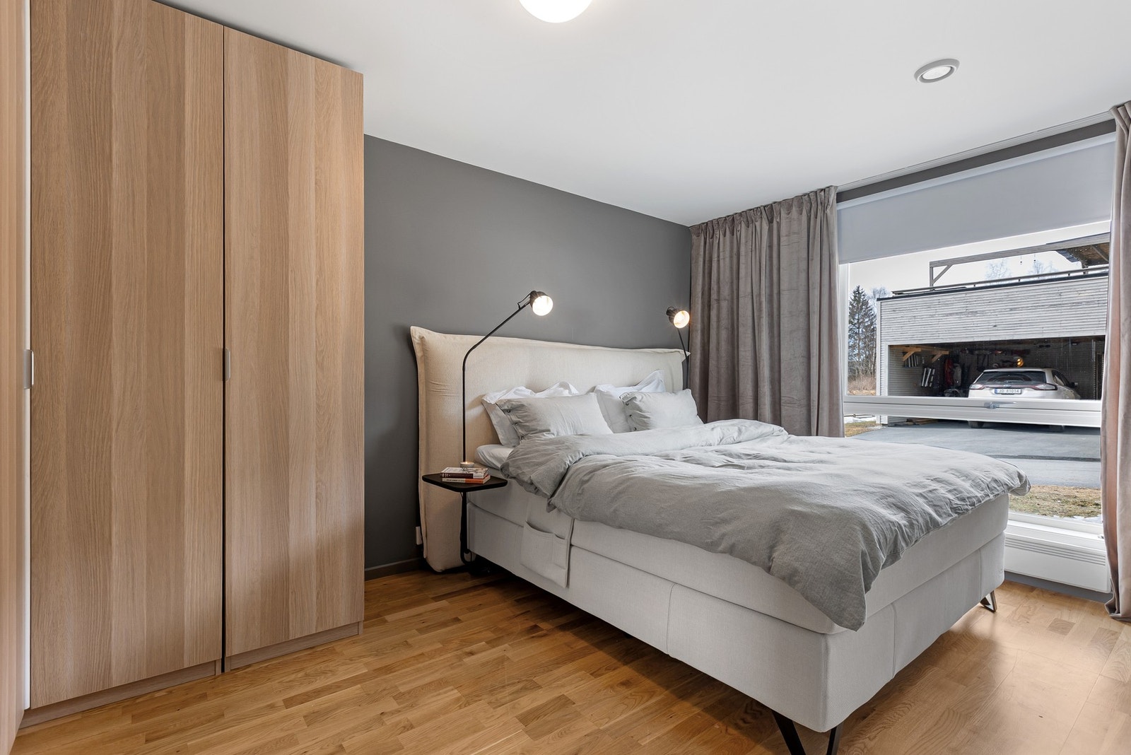 Stort hovedsoverom med garderobe Galleribilde