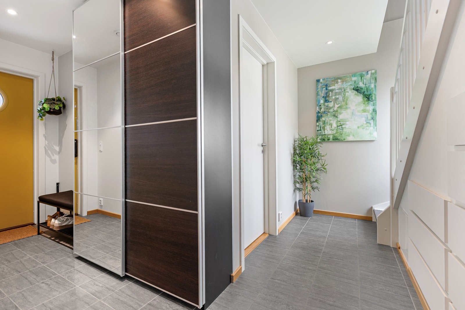 Entré/gang med skyvedørsgarderobe og smart oppbevaring under trappen Galleribilde