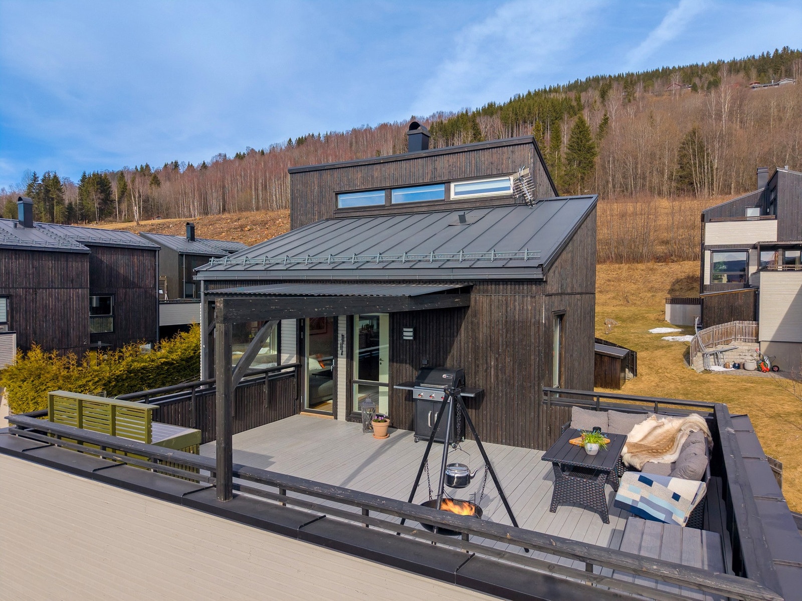 Stor og solrik terrasse med god plass til utemøblement Galleribilde