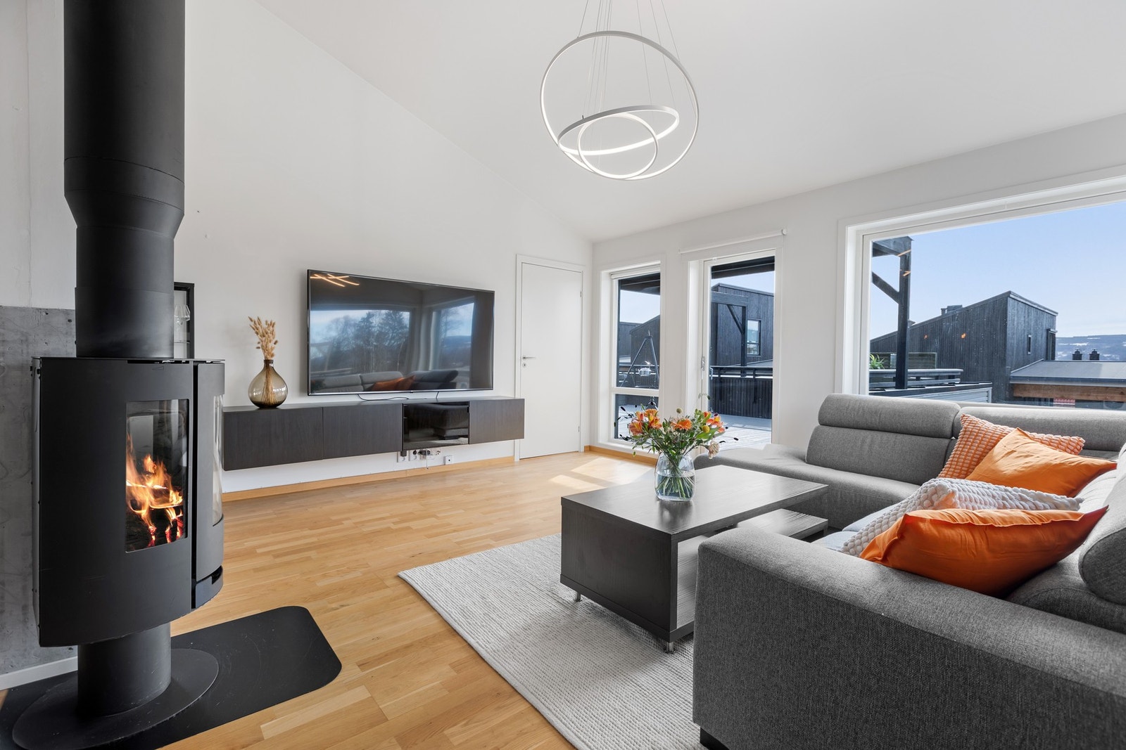 Store vindusflater og utgang til terrasse Galleribilde