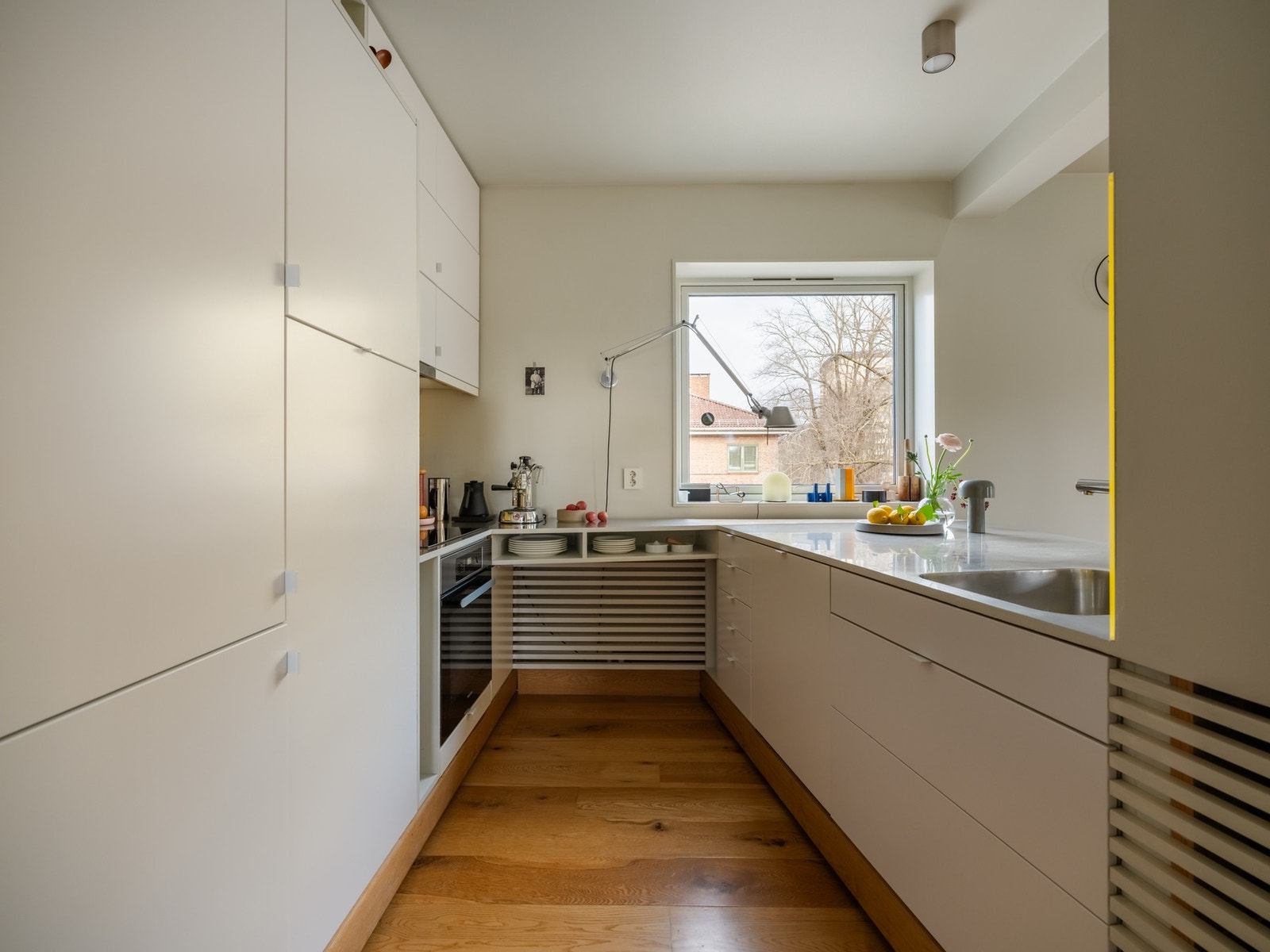 Kjøkkent er også av den praktiske sorten, som det ofte blir når arkitekter står for planleggingen. Galleribilde