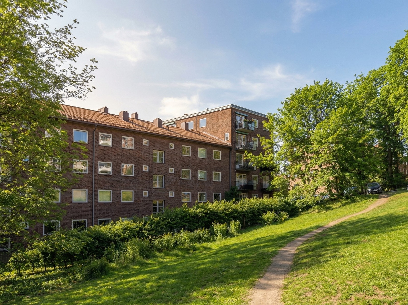 Utenfor, nedenfor balkongen ser det sånn ut. Galleribilde