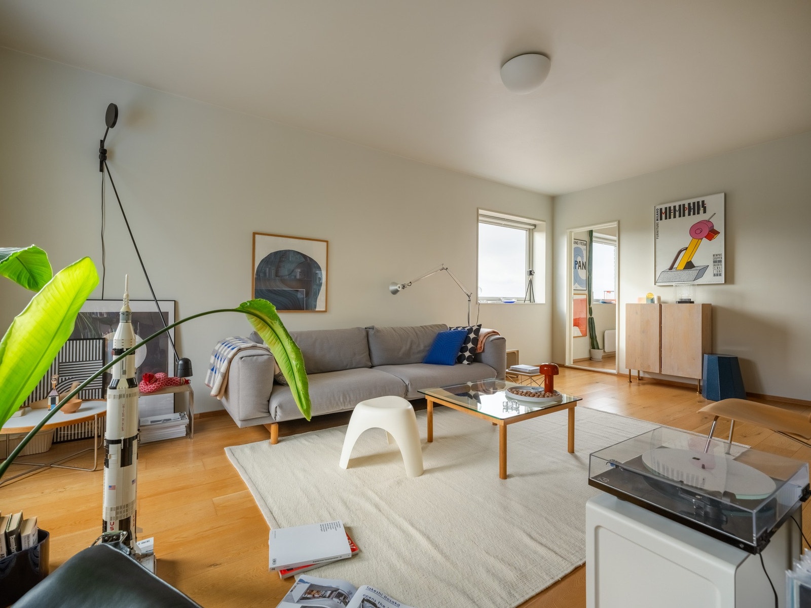 Nå er vi inne i stua igjen, der det er god plass til både sofadel og lesekrokdel. Galleribilde