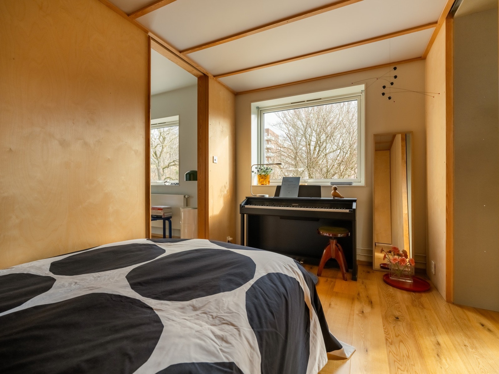Det er integrert lys i hele himlingen på soverommet. Kom på visning så får du se! Galleribilde
