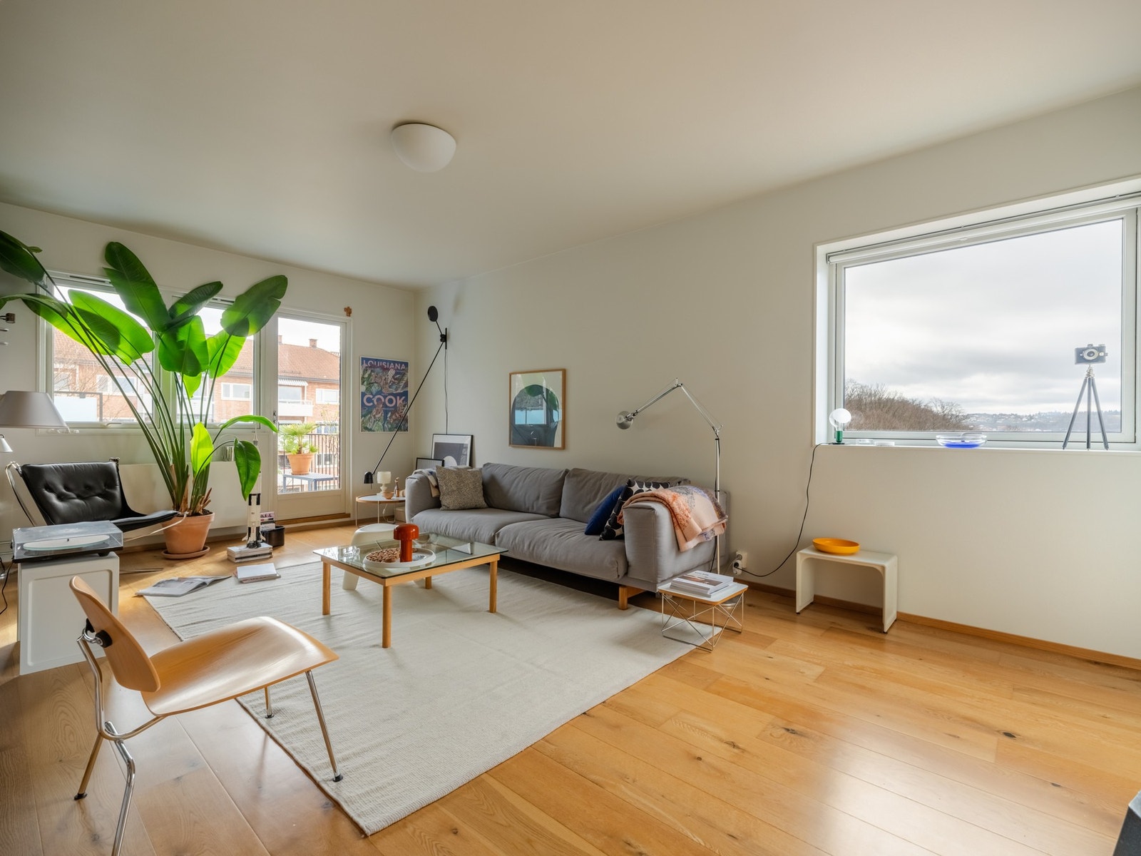 Stua er en opplevelse i seg selv, med lys fra flere sider. Galleribilde