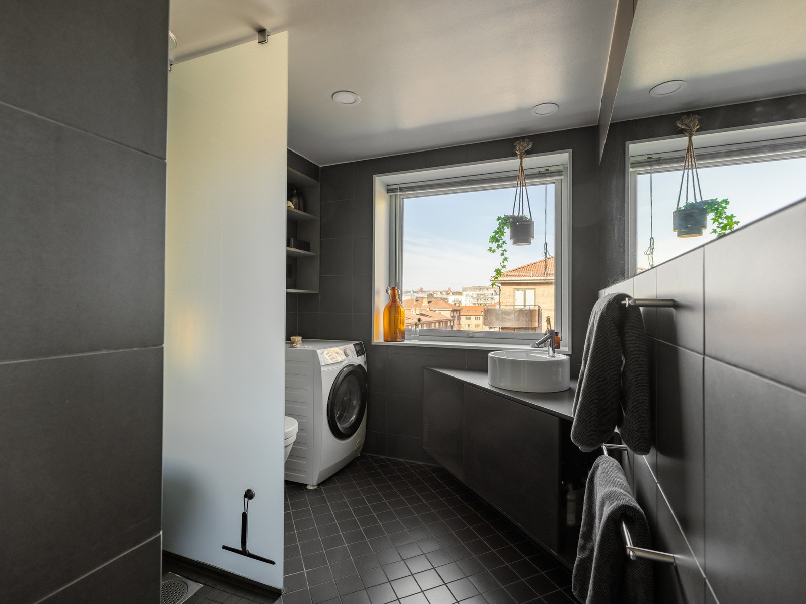 Og så badet da. Stort og digg, med den samme flotte utsikten som resten av leiligheten. Galleribilde