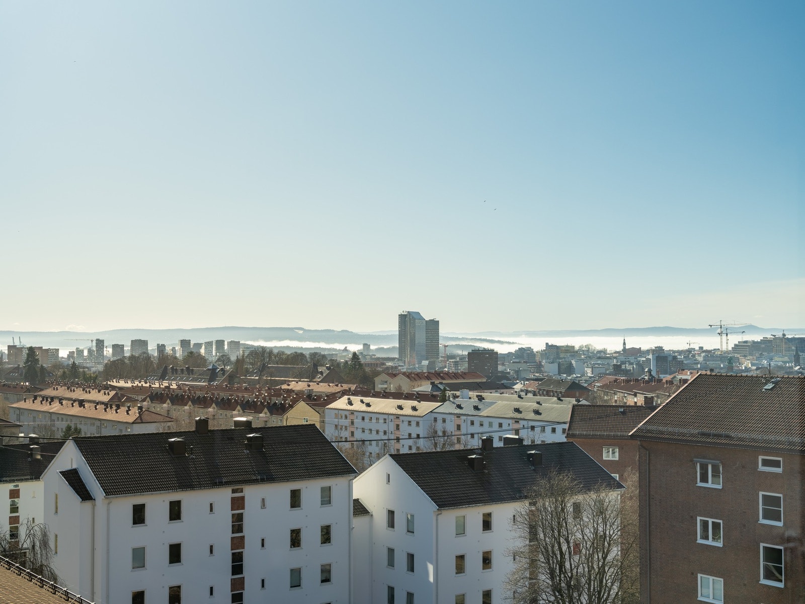 Utsikten fra dette rommet er omtrent som dette. Og her har ikke AI vært på jobb heller. Ganske kult eller hva? Galleribilde