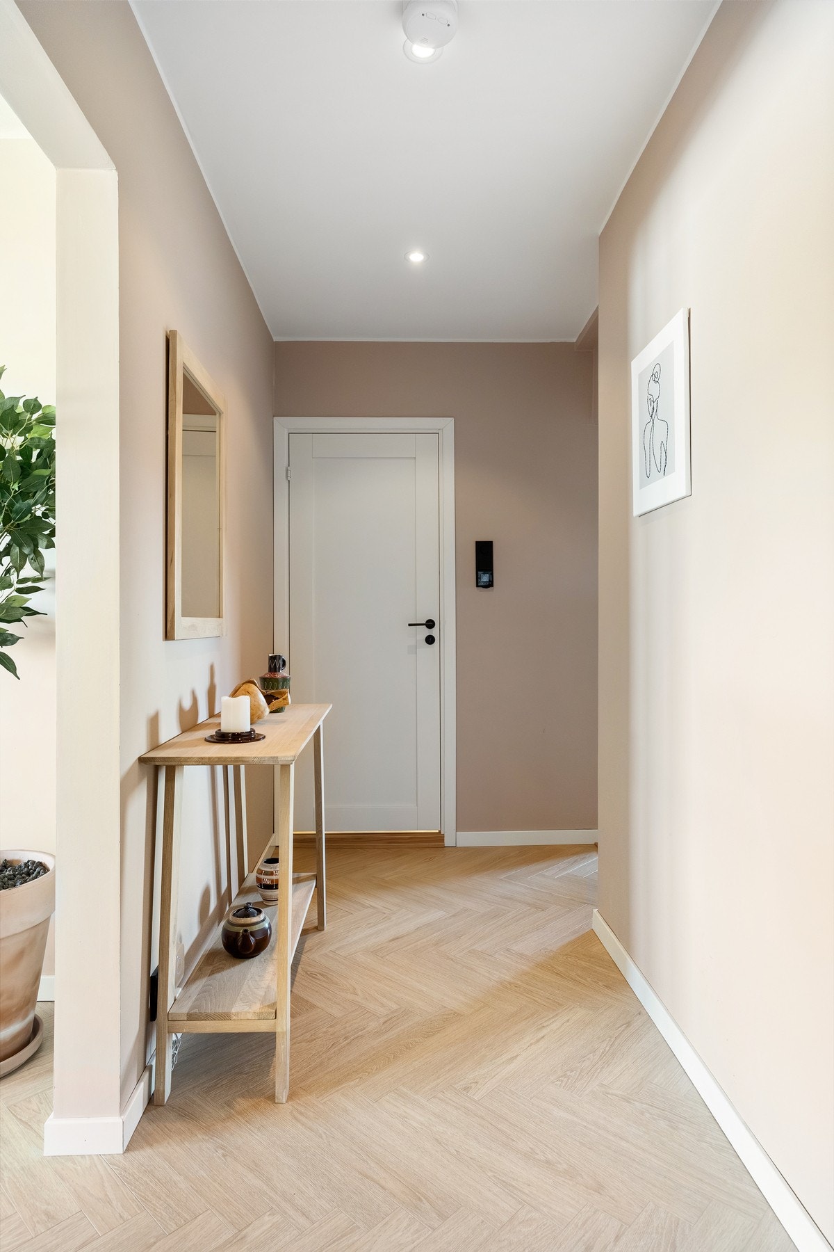 Romslig entré med gode oppbevaringsmuligheter. Galleribilde