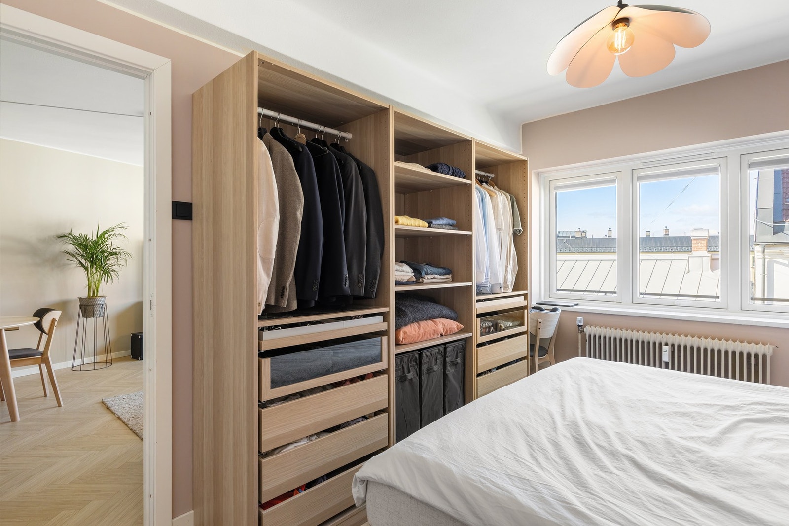 Stor garderobe med rikelig oppbevaringsplass. Galleribilde