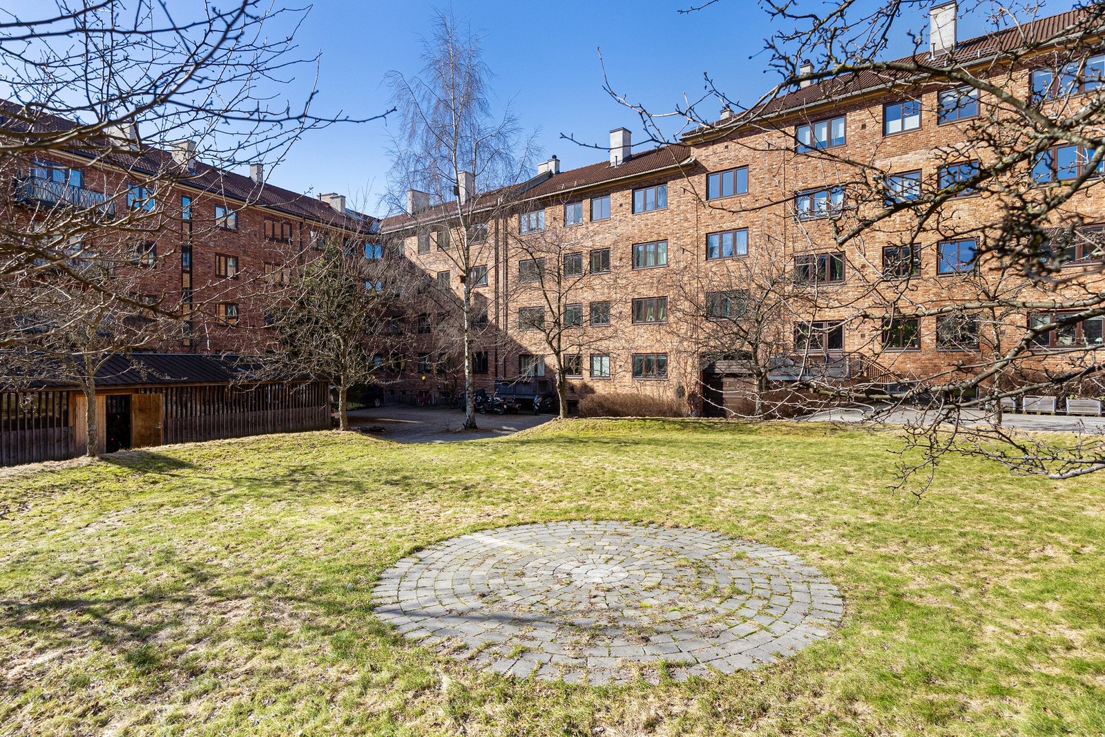 Hyggelig uteareal opparbeidet med gressplen og sittegruppe. Galleribilde