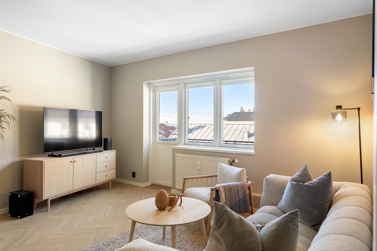 Trivelig stue med god plass til sofagruppe, sofabord og underholdningsavdeling. Galleribilde