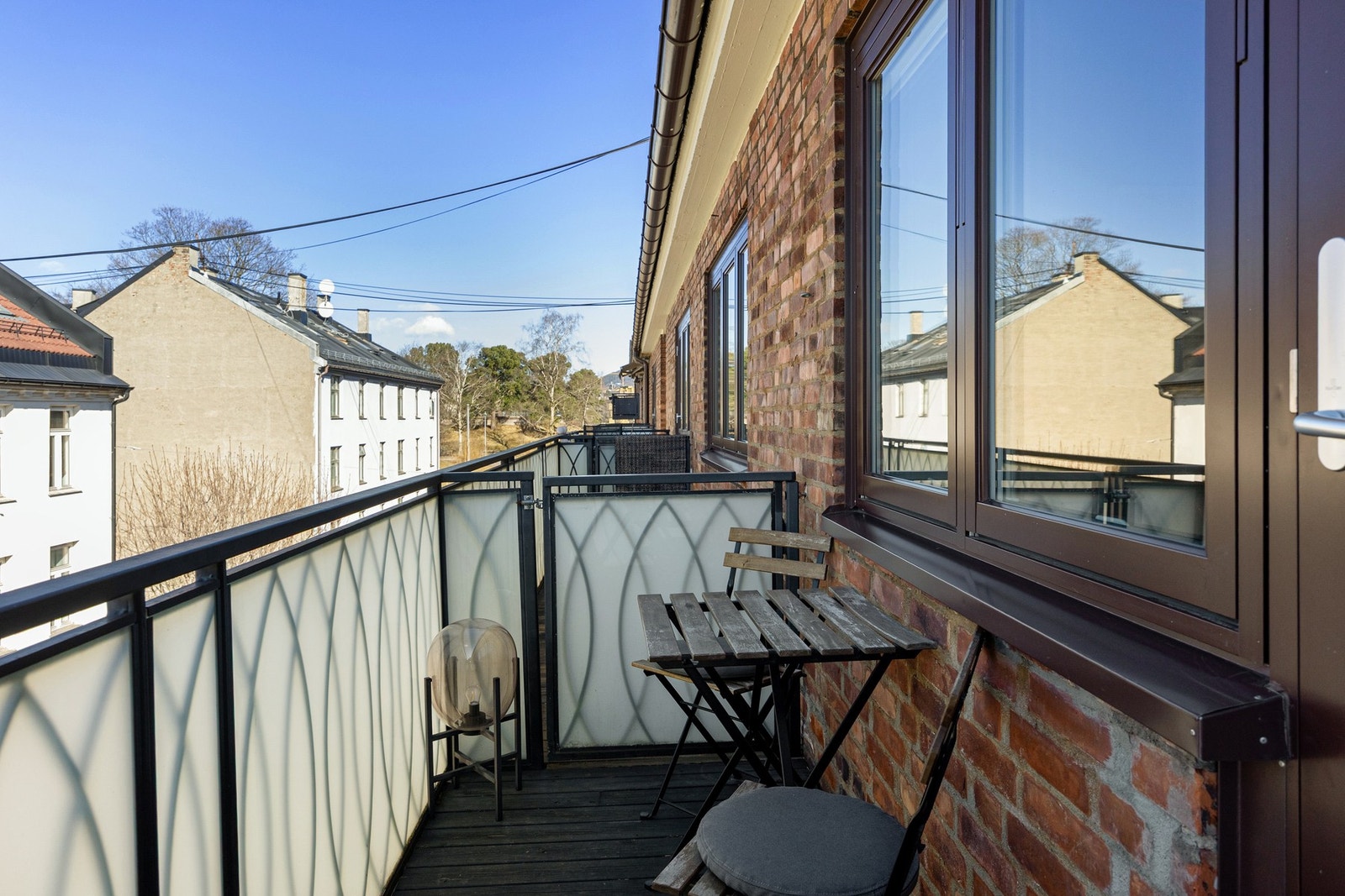Balkongen er på ca. 3,8 kvm og har god plass til utemøblement og beplantning. Galleribilde