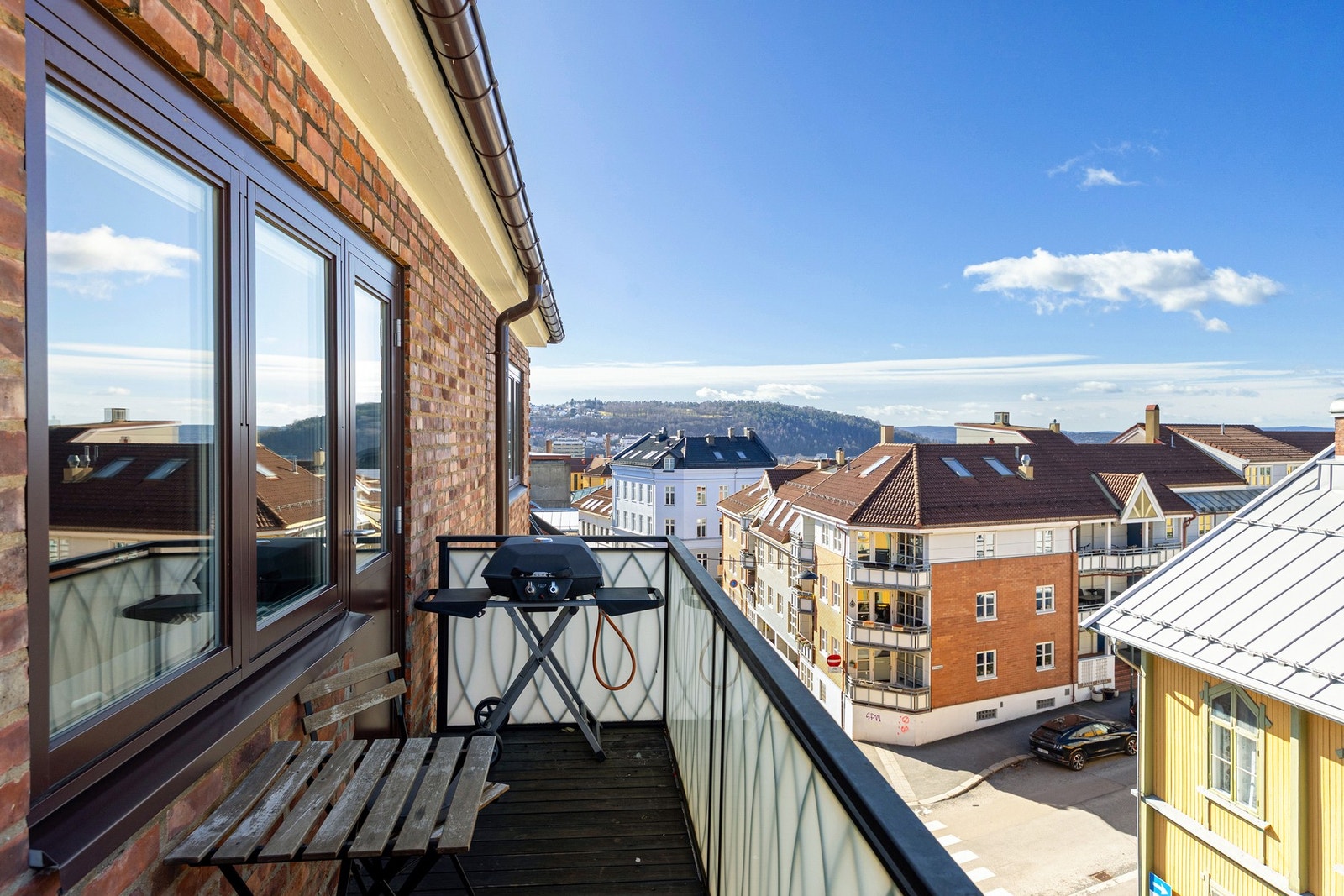Lys og innbydende 2-roms toppleilighet, beliggende høyt og fritt i 4. etasje. Solrik balkong og flott utsikt. Galleribilde