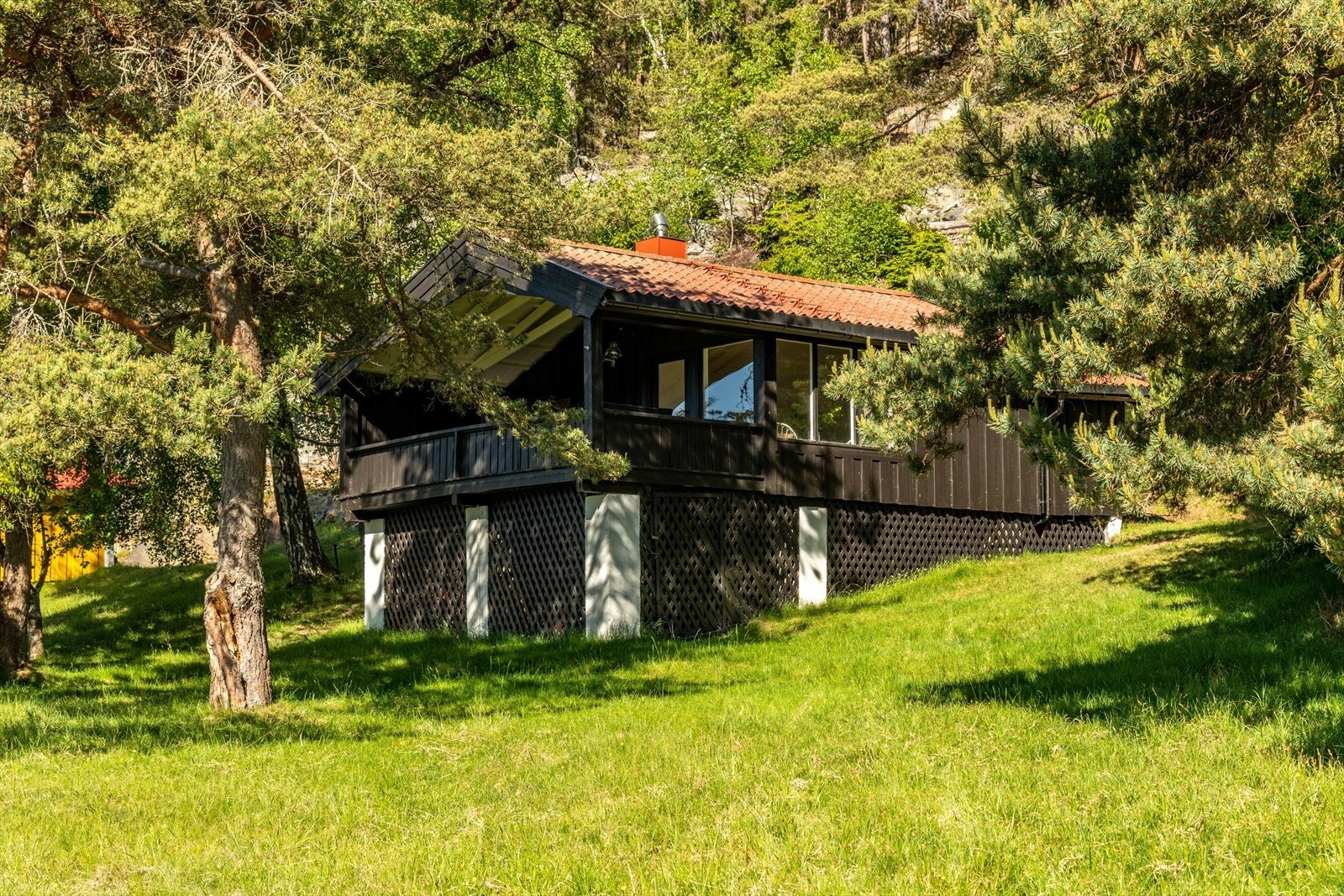 Det er lett å forestille seg fine kvelder her ute - med noe godt å drikke mens man hører fjerne lyder fra båtlivet bortenfor. Galleribilde