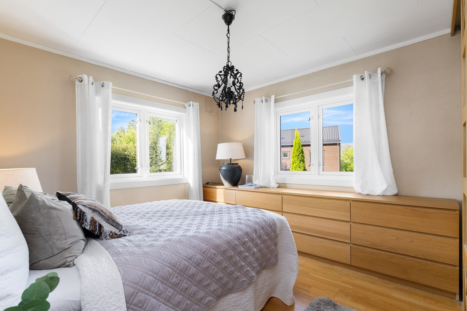 Her er det god plass til seng og kommode med godt med skuffer til oppbevaring. Galleribilde