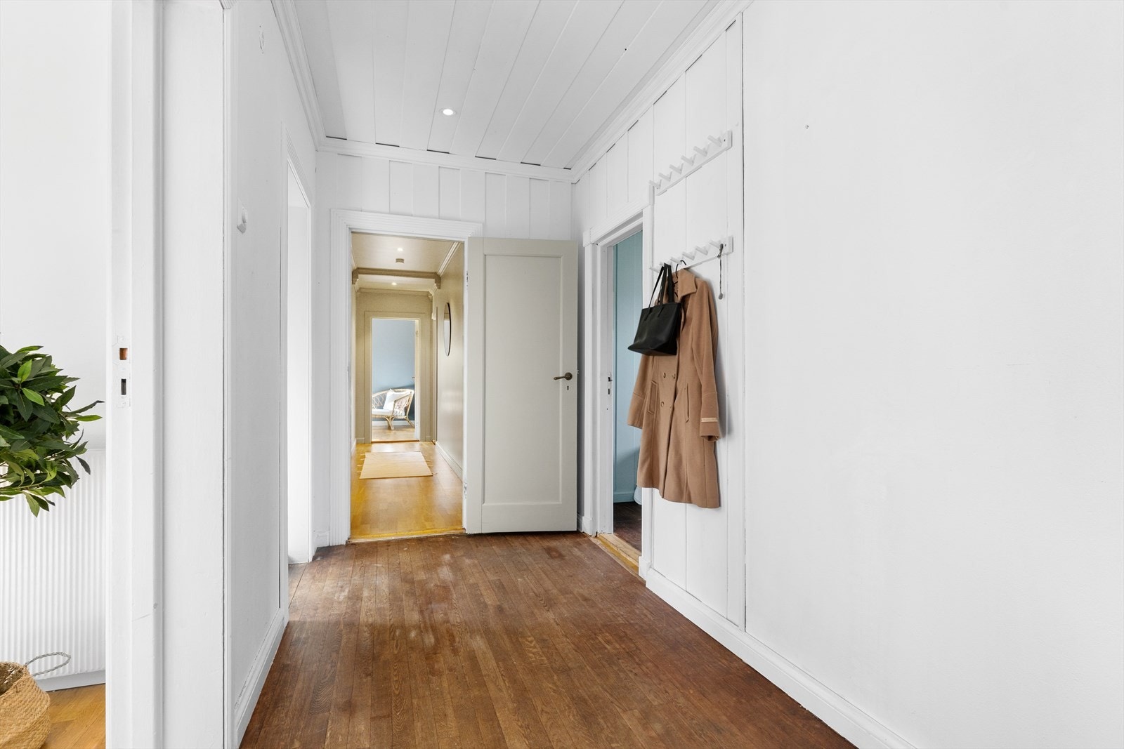 Fra gangen går man videre inn til toalettrommet, soverom og stue. Galleribilde