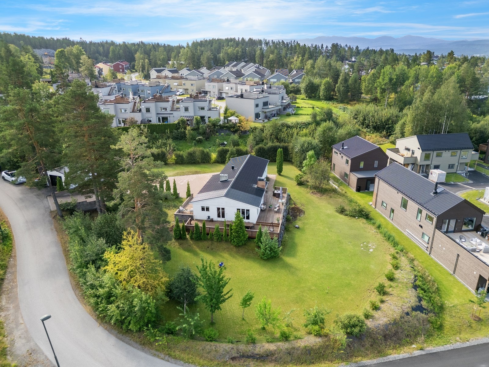 Eneboligen ligger på en hjørnetomt. Galleribilde