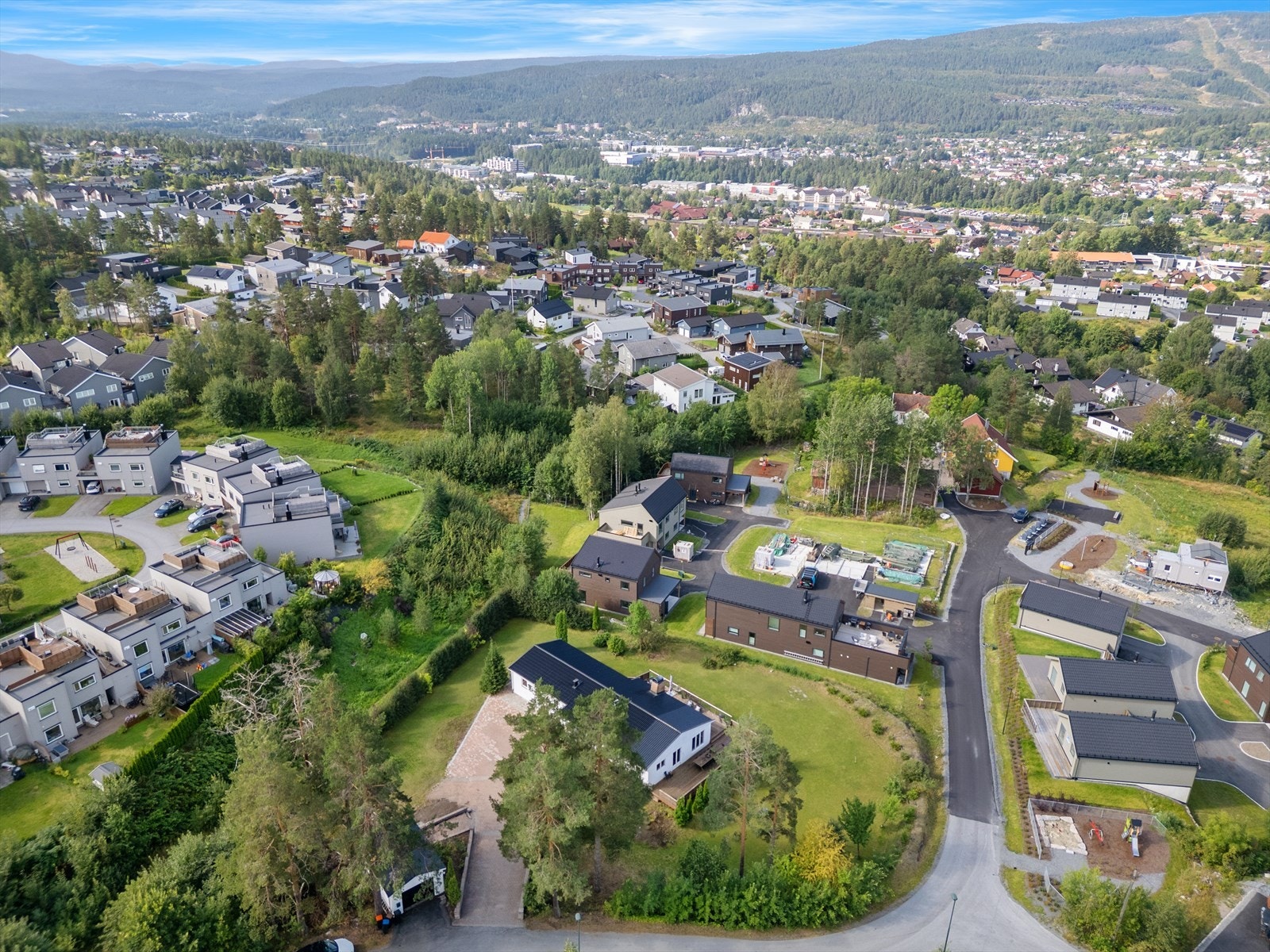 Det er også gode transportforbindelser med buss, og praktiske gang- og sykkelveier til Kongsberg by og Teknologiparken, noe som gjør denne beliggenheten ideell for familier. Galleribilde