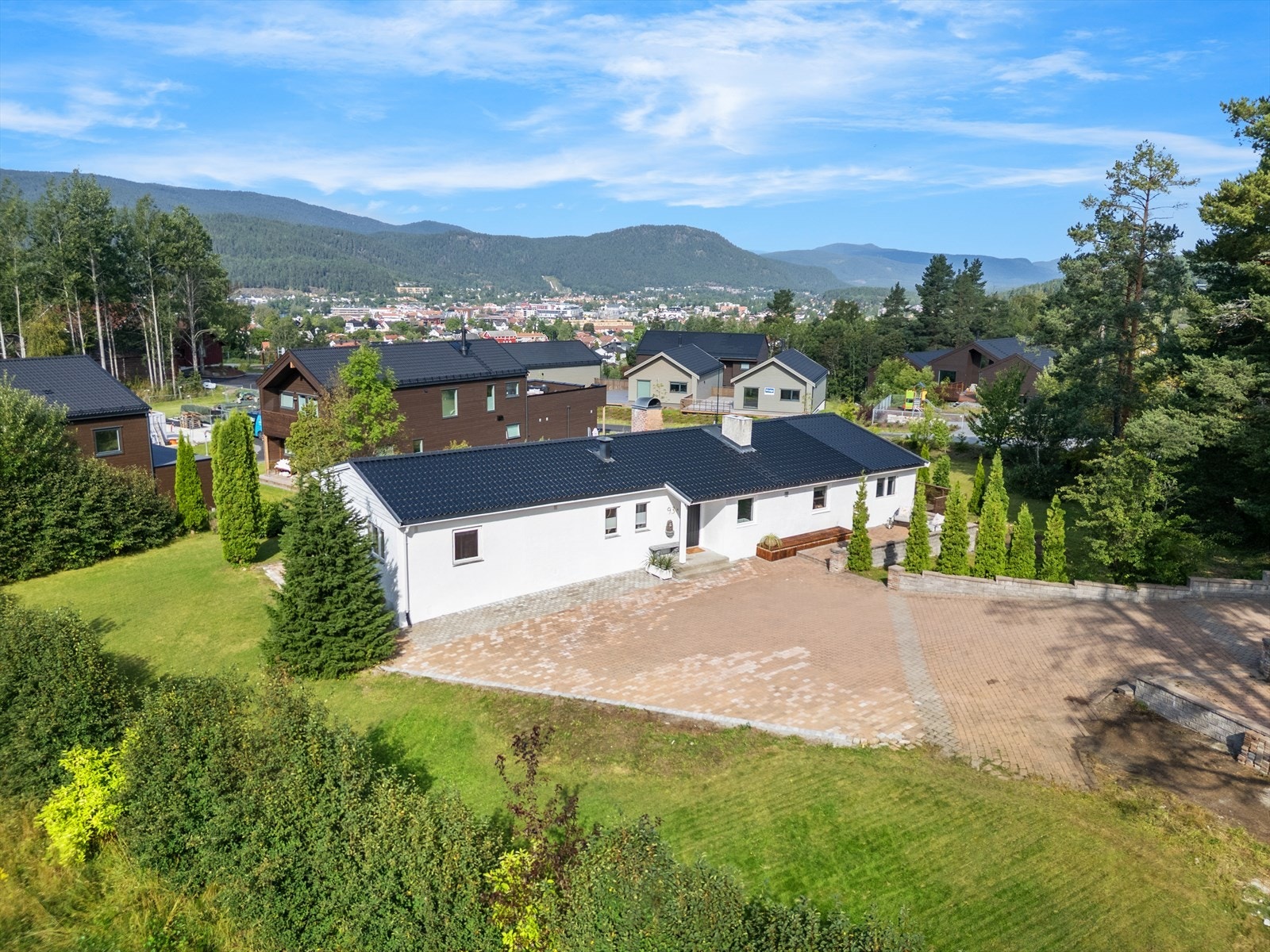 Det er belegningsstein i gårdsplassen. Galleribilde