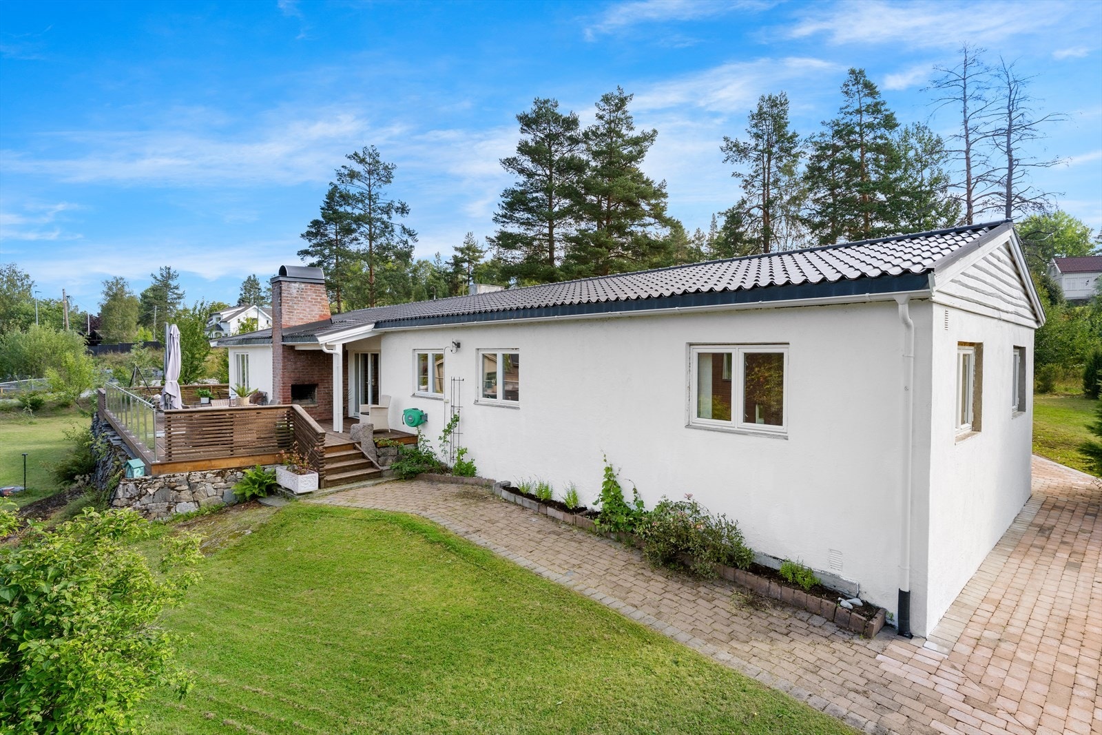 Det er lagt belegningsstein rundt huset. Galleribilde