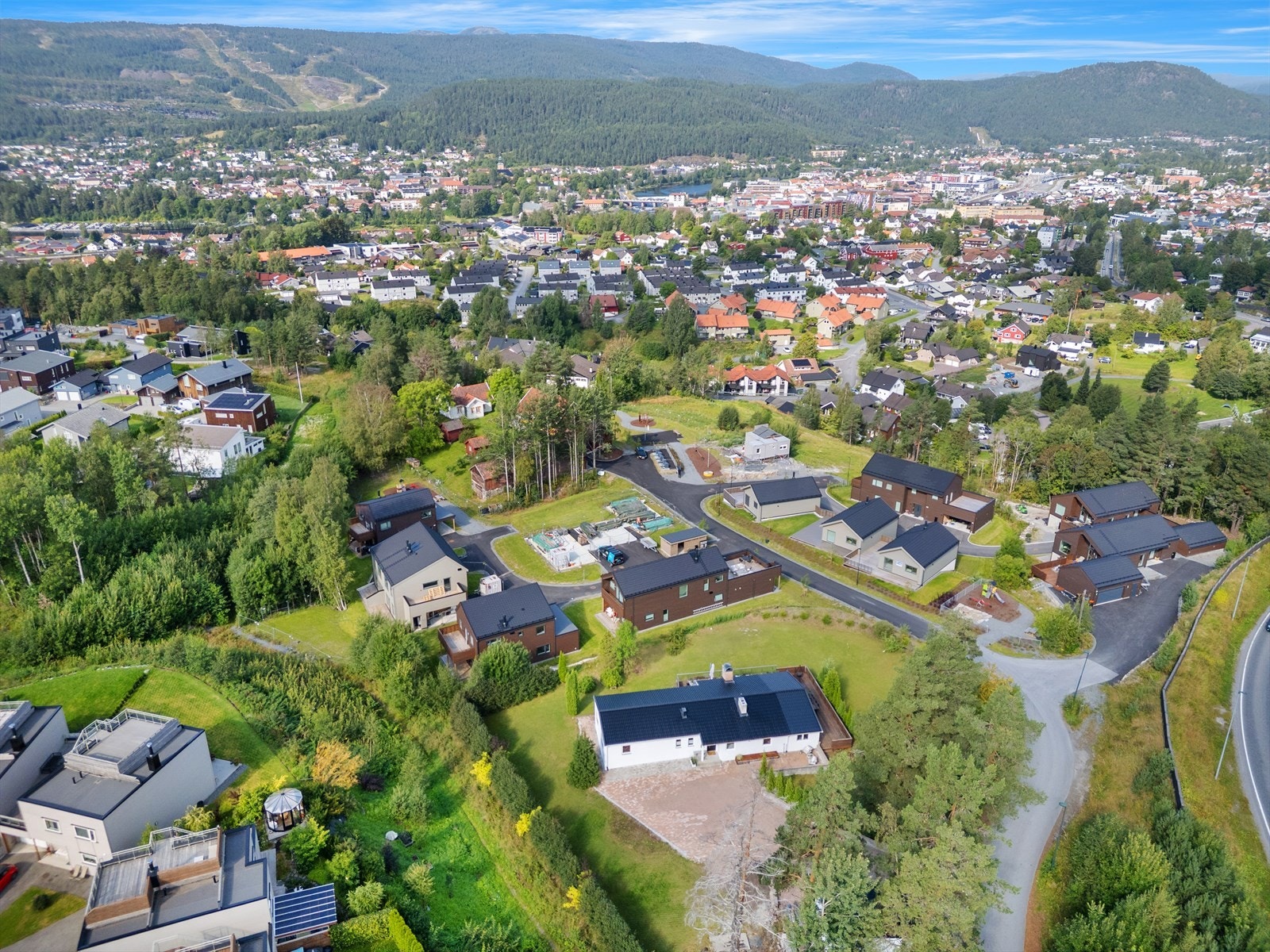 For familier med barn ligger Madsebakken barneskole, barnehage, og en lokal matbutikk alle innenfor gangavstand. Galleribilde