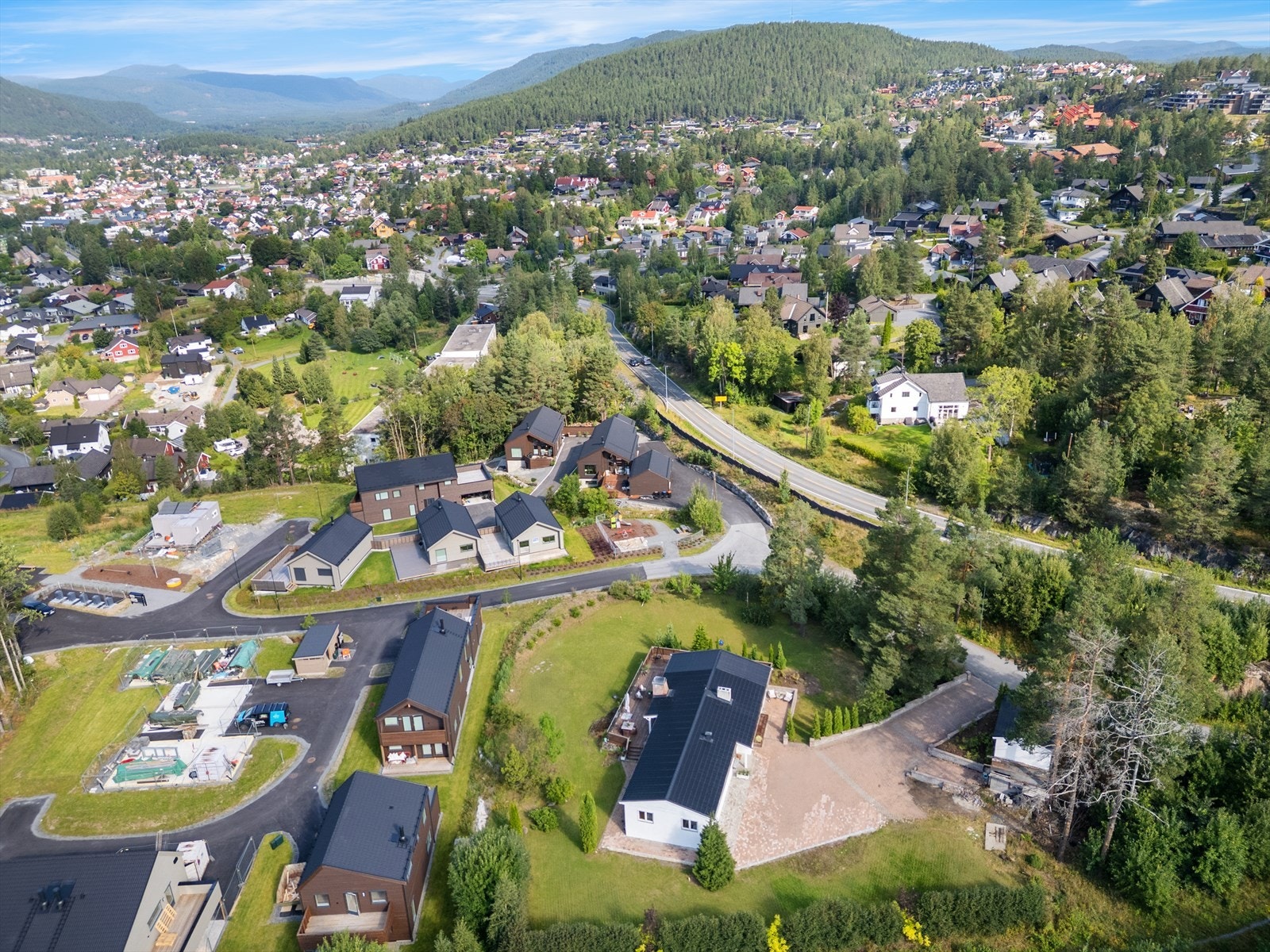 Med gangavstand til skogen og lysløypa, er det rikelig med aktiviteter tilgjengelig både sommer og vinter. Galleribilde