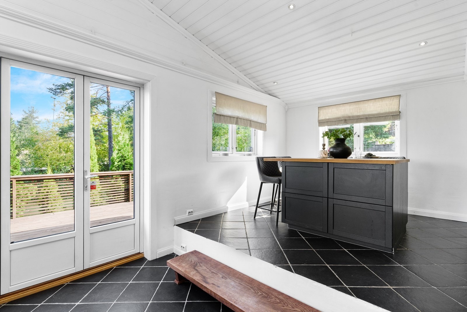 Det er utgang til terrassen fra kjøkkenavdelingen. Galleribilde
