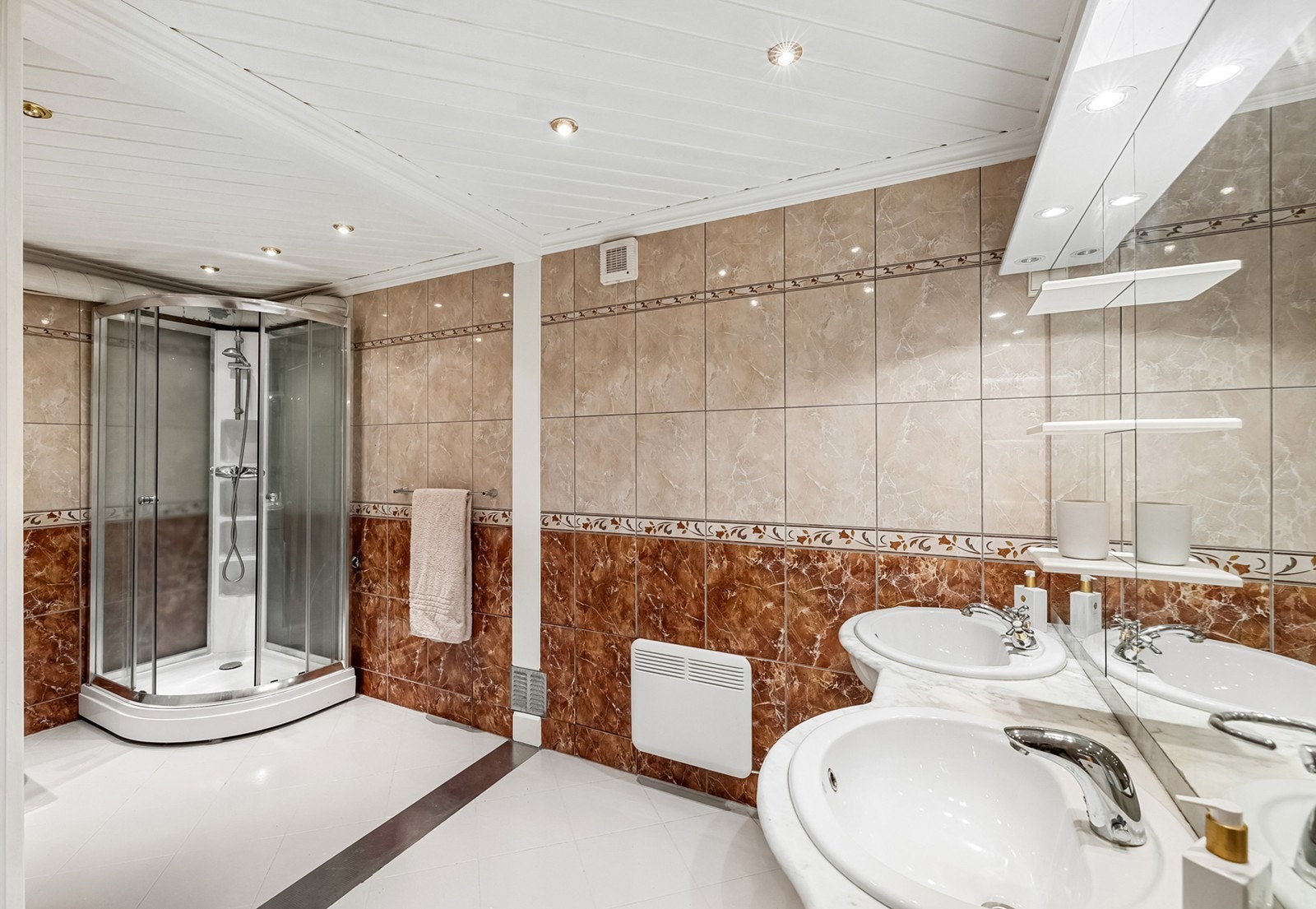 Lekkert bad med dusjkabinett og dobbel servant. Galleribilde