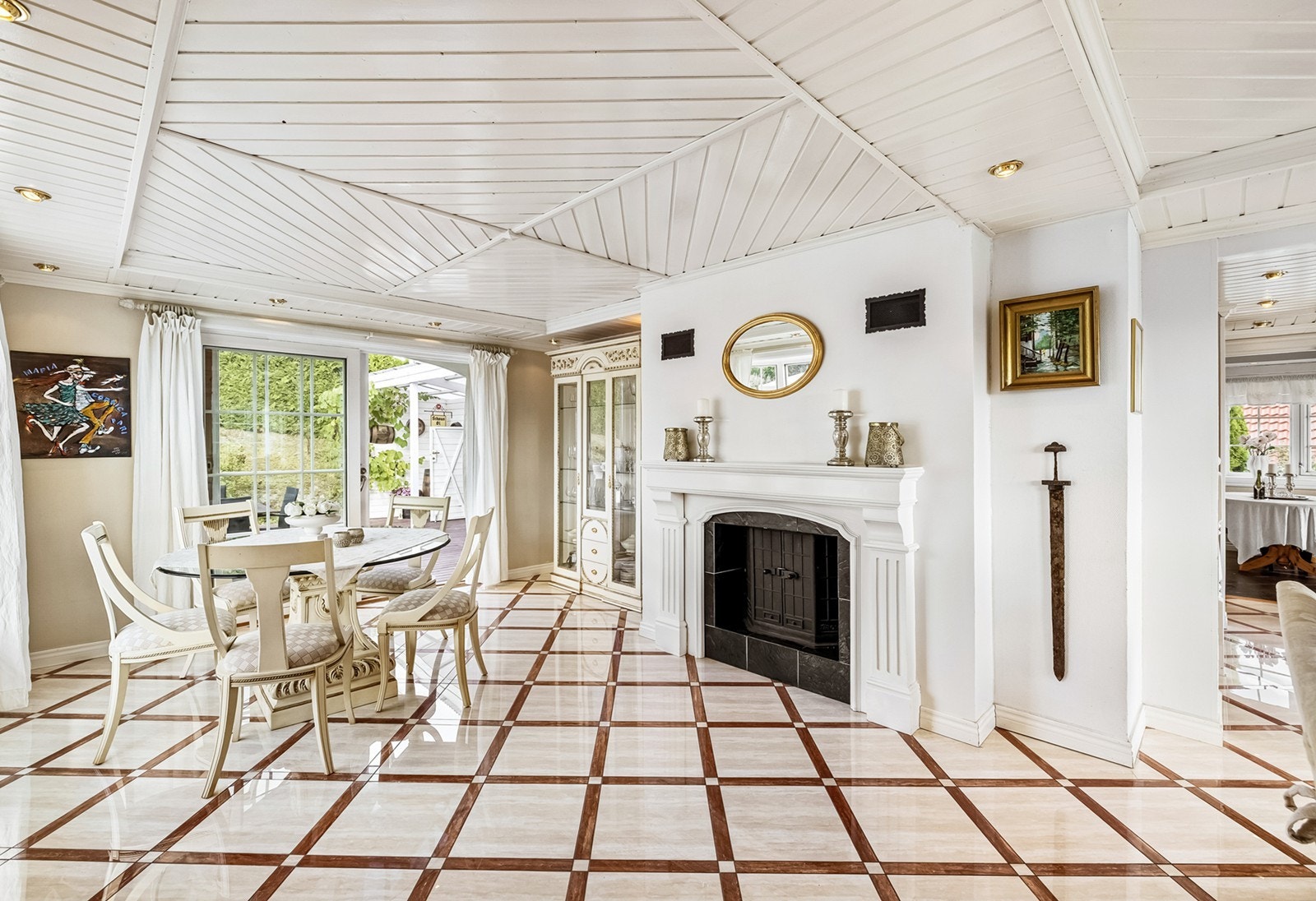 Stuen kan friste med peis og store vindusflater. Elegant flislagt gulv. Boligen innehar en særegen stil og fremstår som svært godt vedlikeholdt. Galleribilde