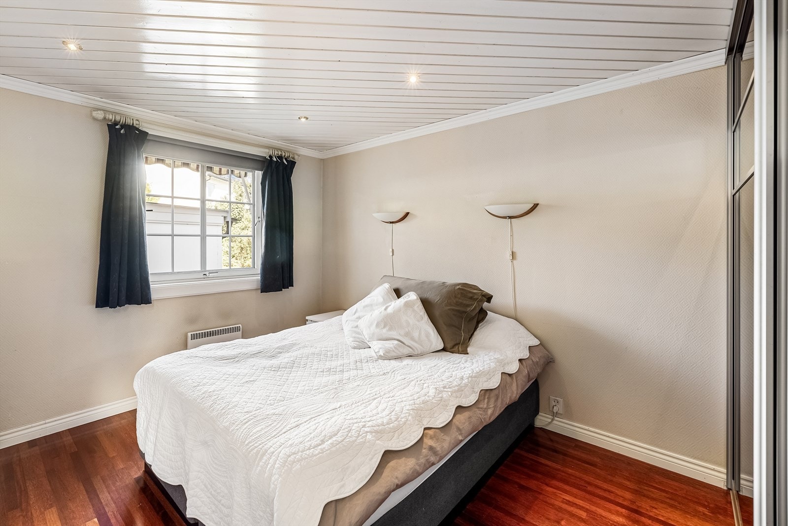 Hovedsoverom med skyvedørsgarderobe Galleribilde