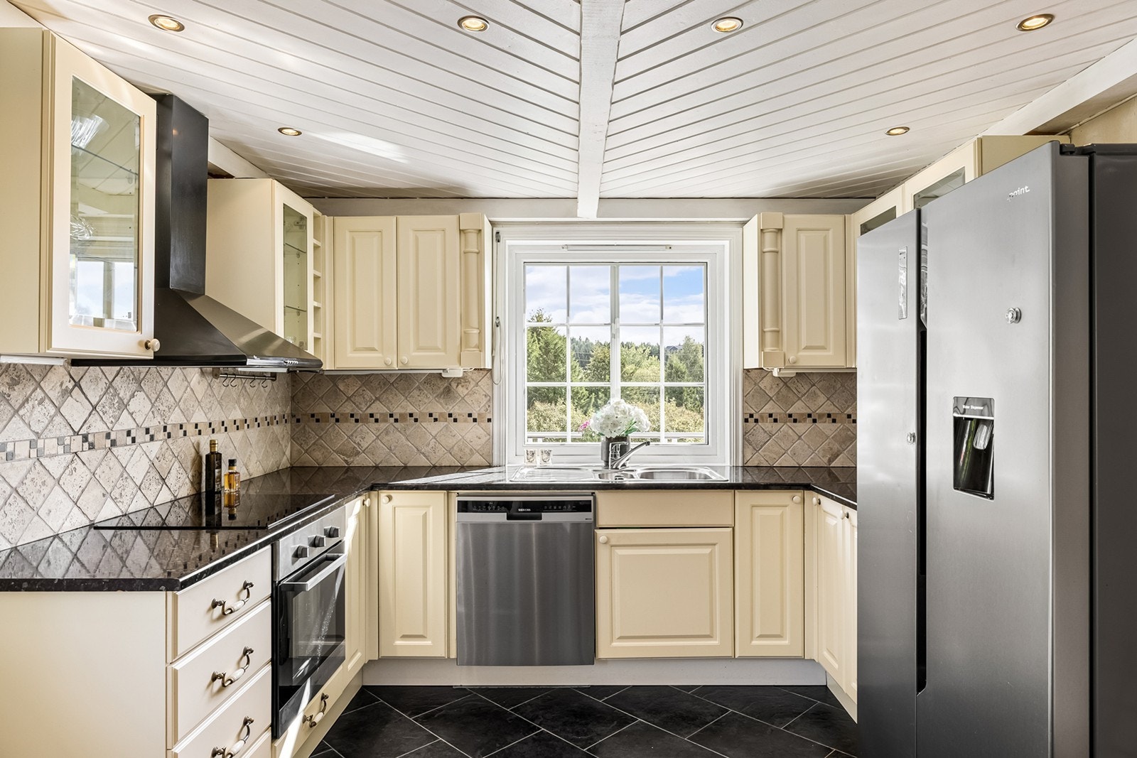 Flott kjøkken med profilerte fronter og integrerte hvitevarer. Hyggelig utsikt. Galleribilde