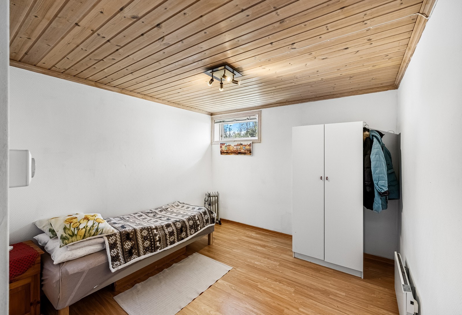 Soverommet i utleiedelen er av god størrelse, med god plass til diverse møblement, garderobeløsning og seng. Galleribilde