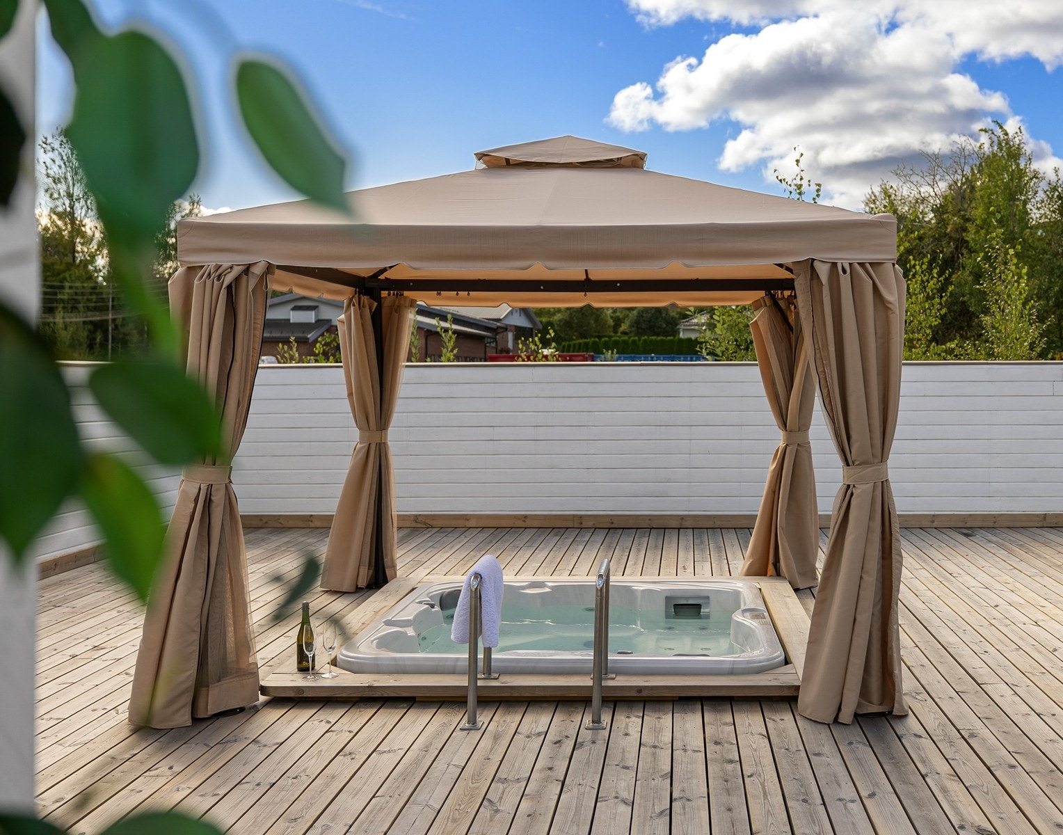 Boligen er svært innholdsrik og kan friste med blant annet stor terrasse med paviljong og plass til jacuzzi - perfekt for avslapning året rundt! Jacuzzien medfølger ikke. Galleribilde