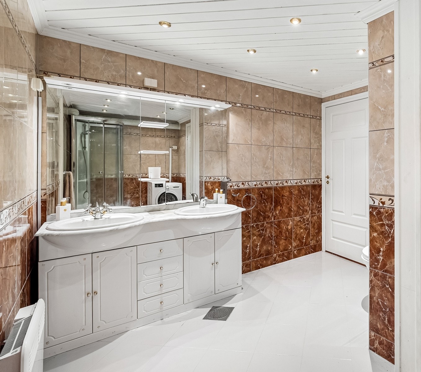 Rommet fungerer ypperlig som et bad for ungdommen eller kombinert vaskerom. Tilgang til teknisk rom. Galleribilde